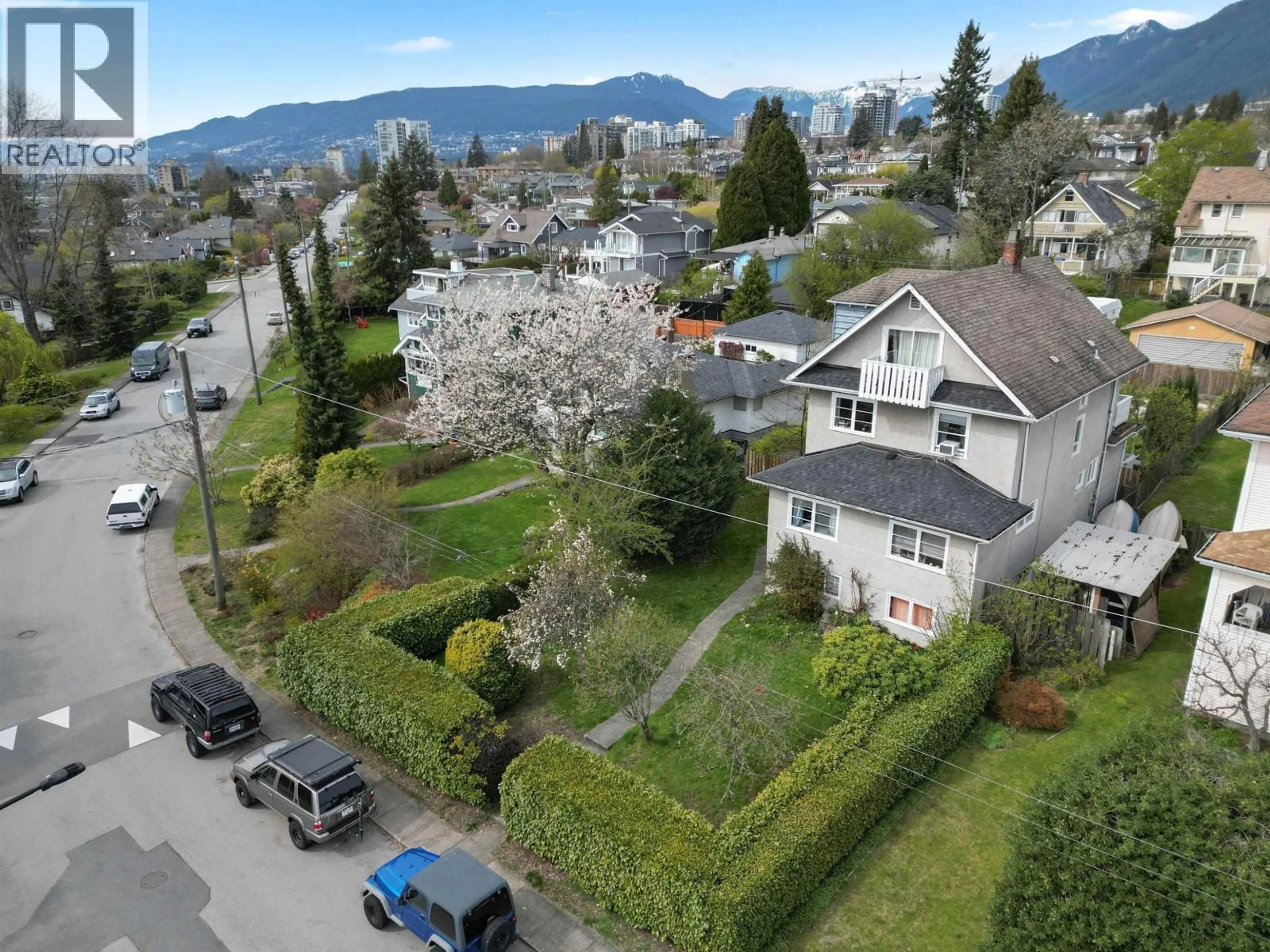 A pic from outside/outdoor area/front of a property/back of a property/a pic from drone, mountain view for 444 6TH STREET, North Vancouver British Columbia V7L1P9