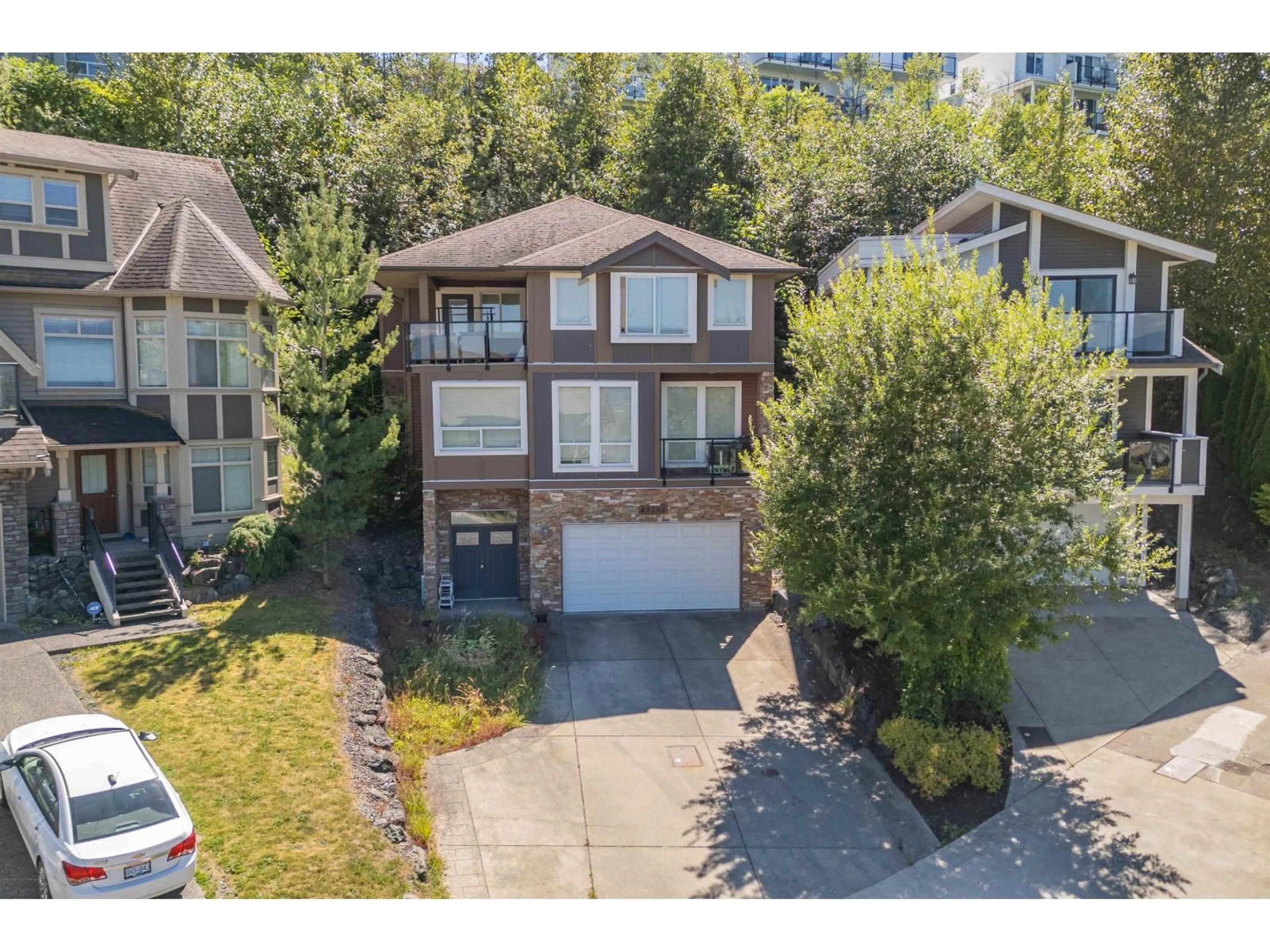 A pic from outside/outdoor area/front of a property/back of a property/a pic from drone, street for 47202 SKYLINE DRIVE, Chilliwack British Columbia V2R0R4