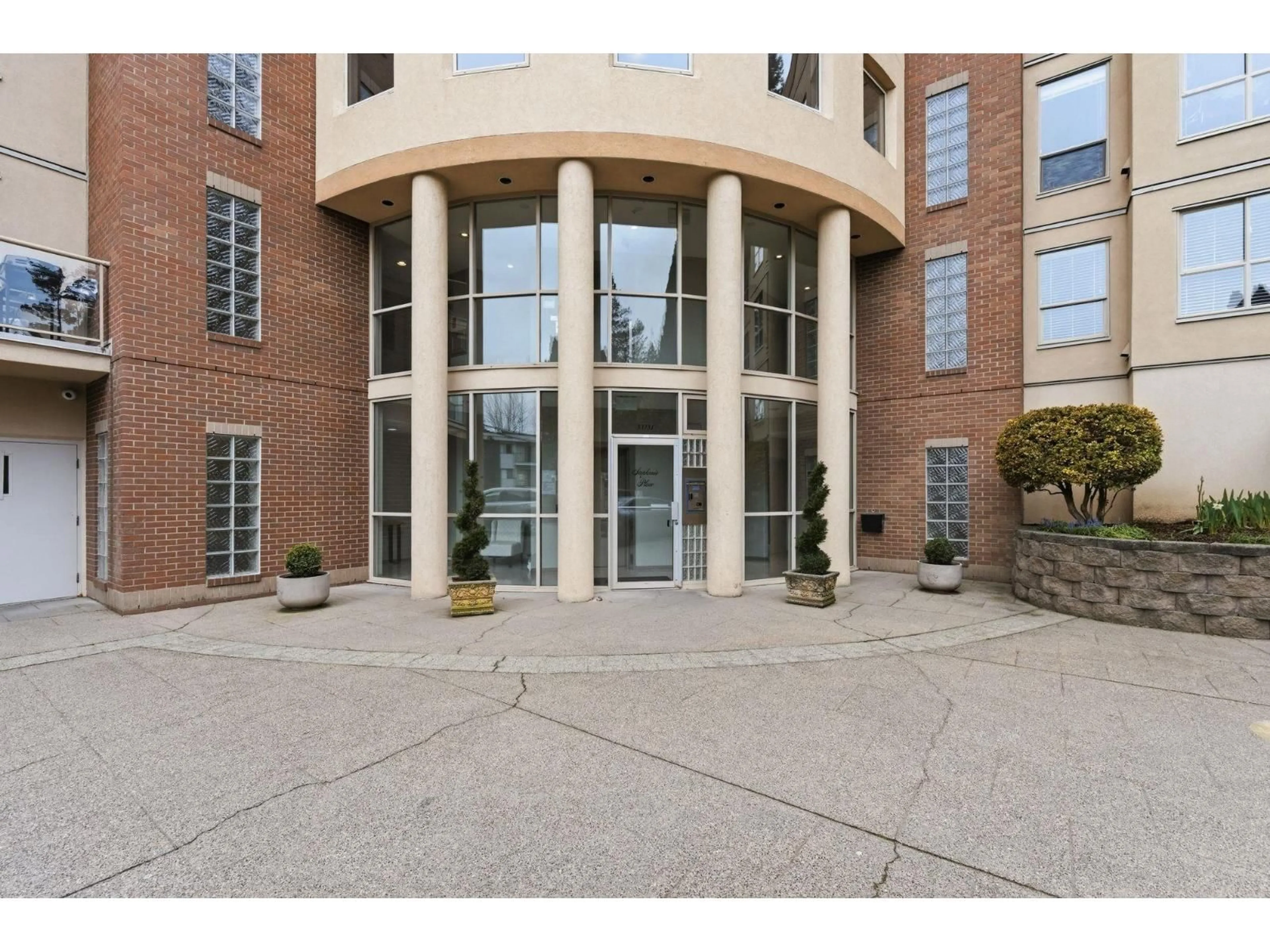 Indoor foyer for 102 33731 MARSHALL ROAD, Abbotsford British Columbia V2S1L5