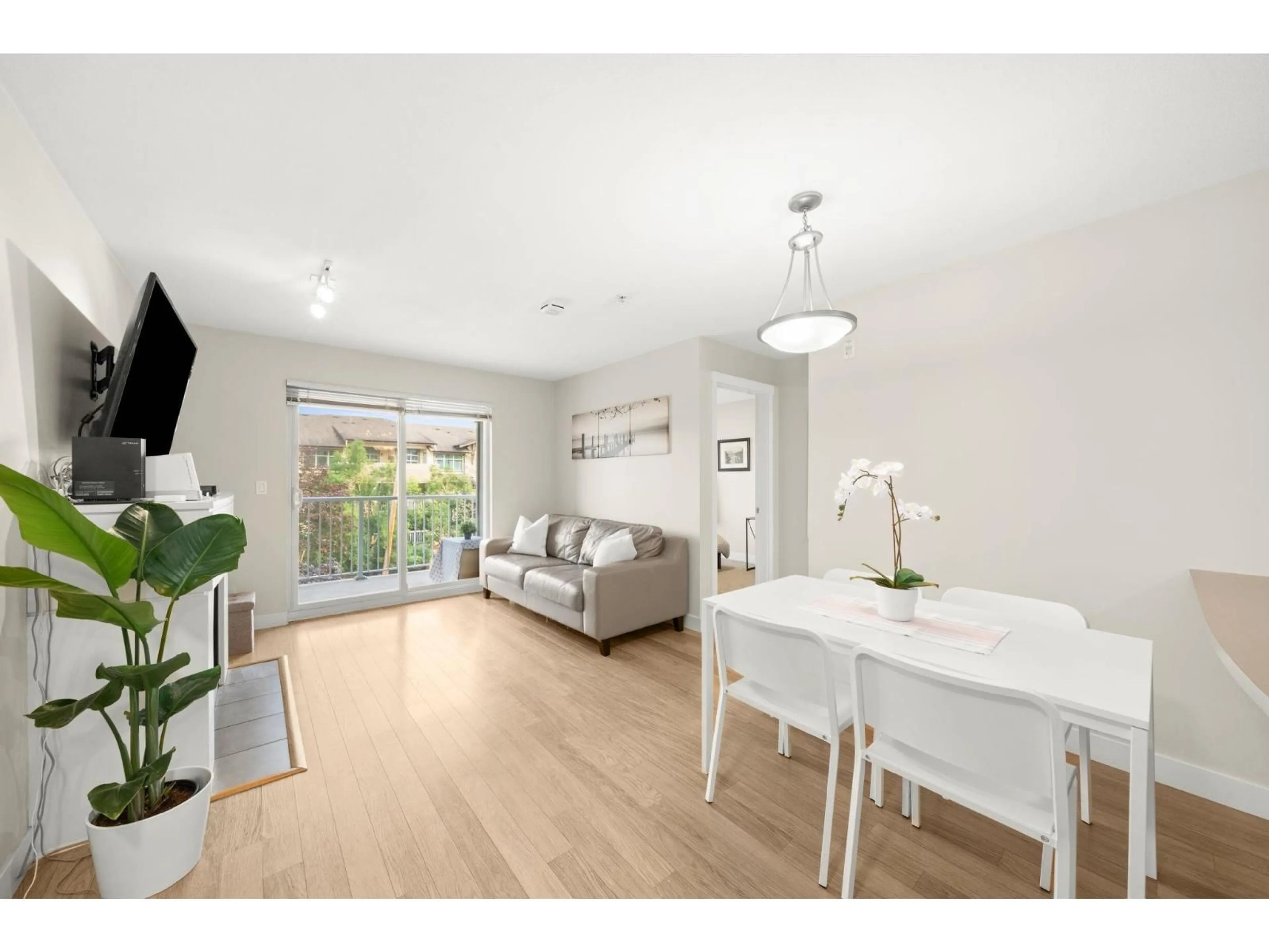 A pic of a room for 305 - 19388 65 AVENUE, Surrey British Columbia V4N5S1