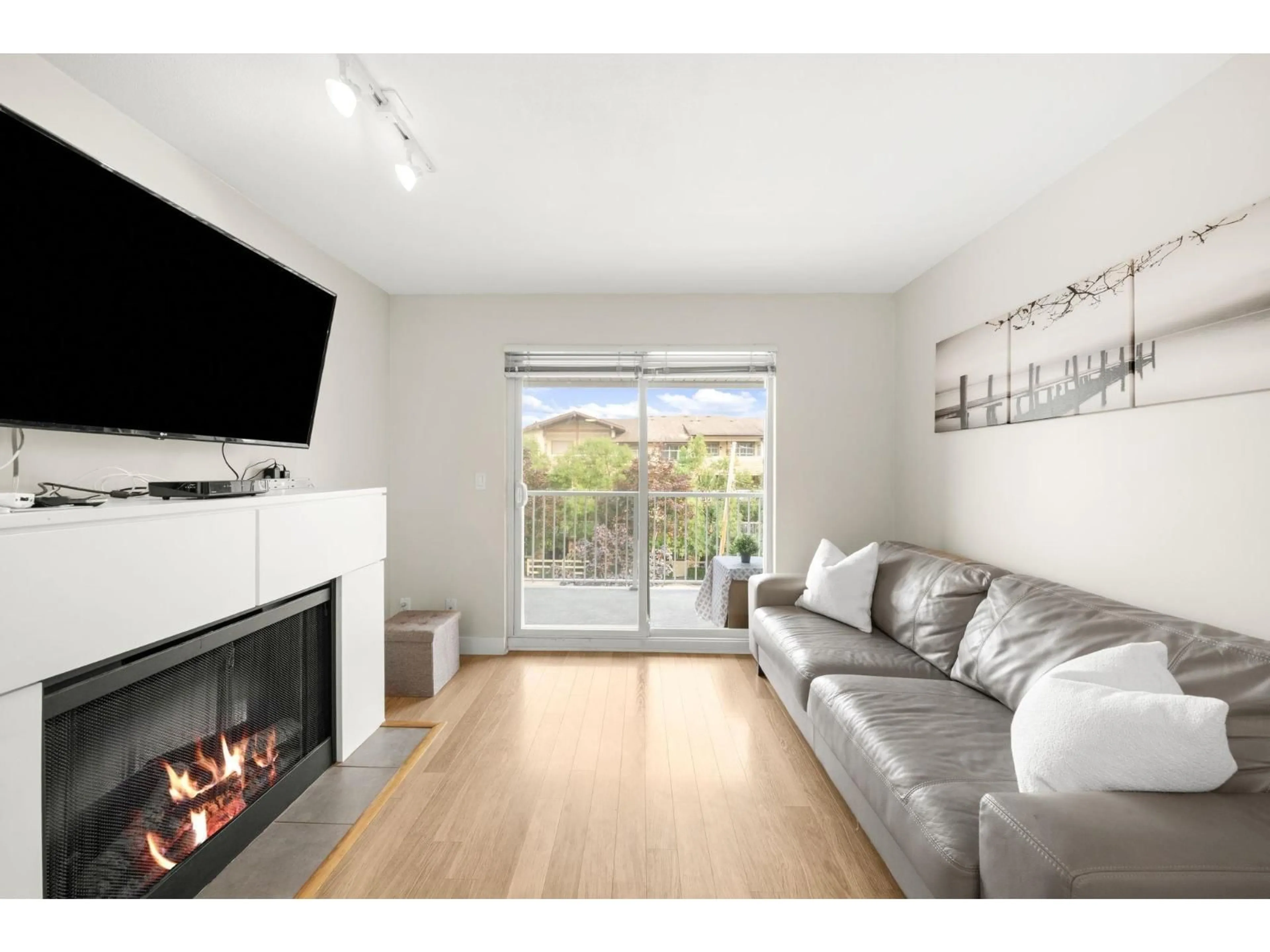 Living room with furniture, wood/laminate floor for 305 - 19388 65 AVENUE, Surrey British Columbia V4N5S1