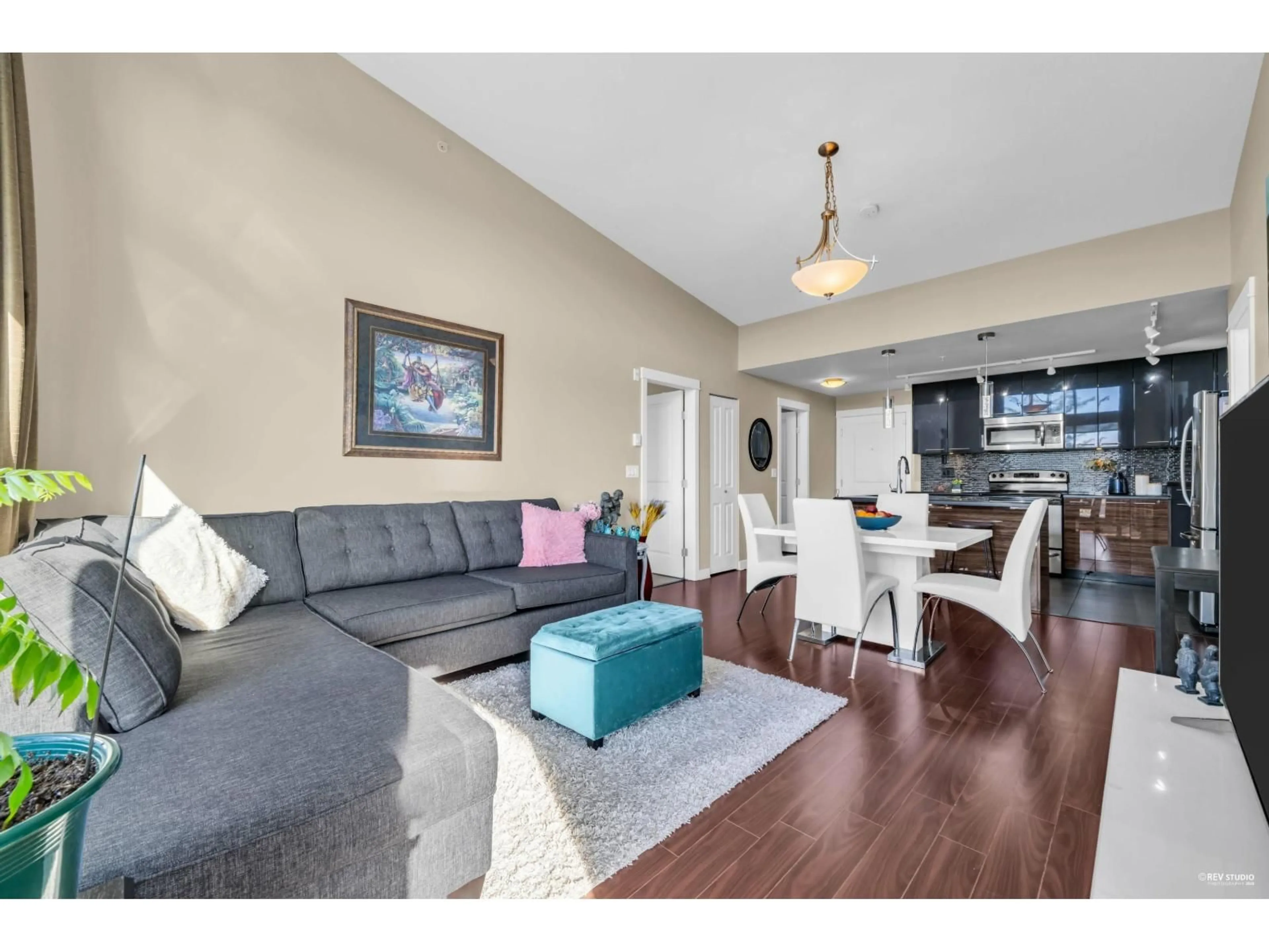 Living room with furniture, wood/laminate floor for 408 - 12039 64 AVENUE, Surrey British Columbia V3W0R7