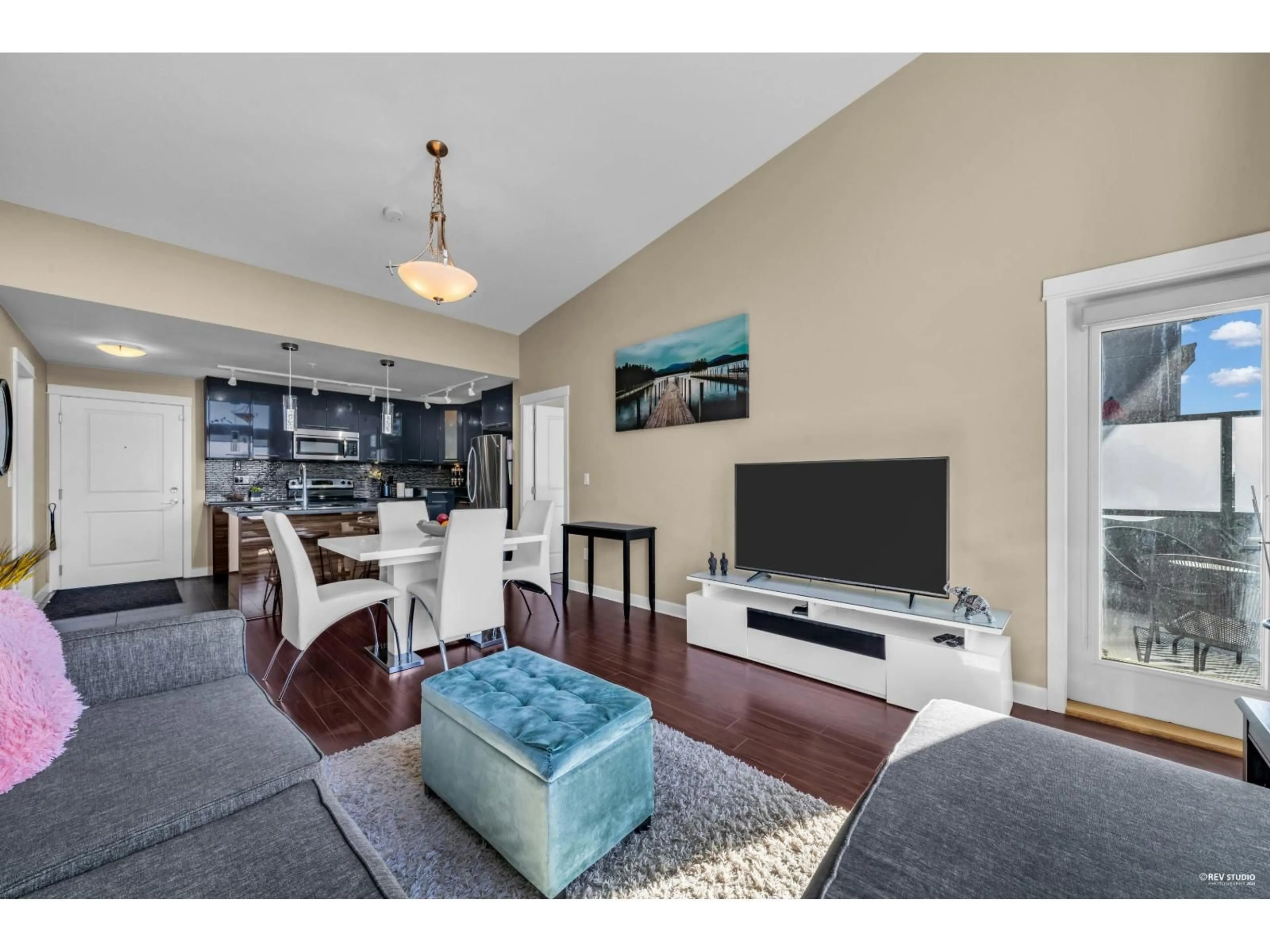 Living room with furniture, wood/laminate floor for 408 - 12039 64 AVENUE, Surrey British Columbia V3W0R7