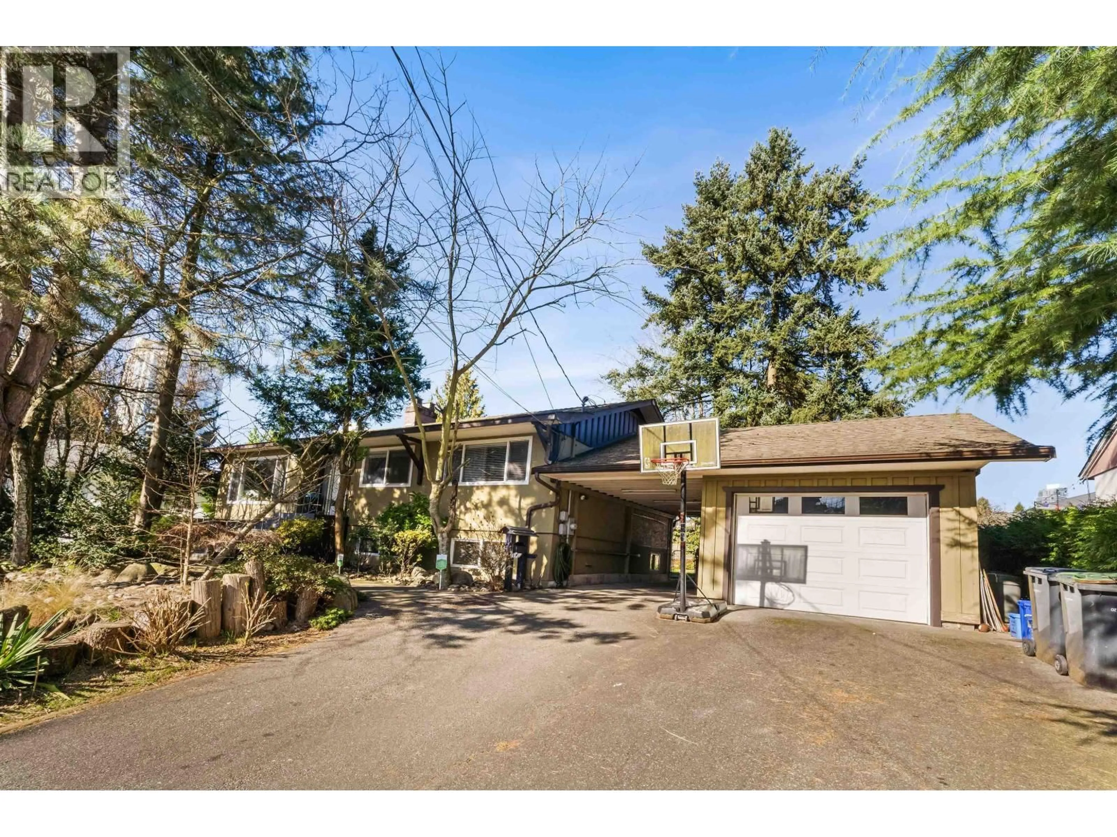 A pic from outside/outdoor area/front of a property/back of a property/a pic from drone, street for 521 BROOKMERE AVENUE, Coquitlam British Columbia V3J1W8