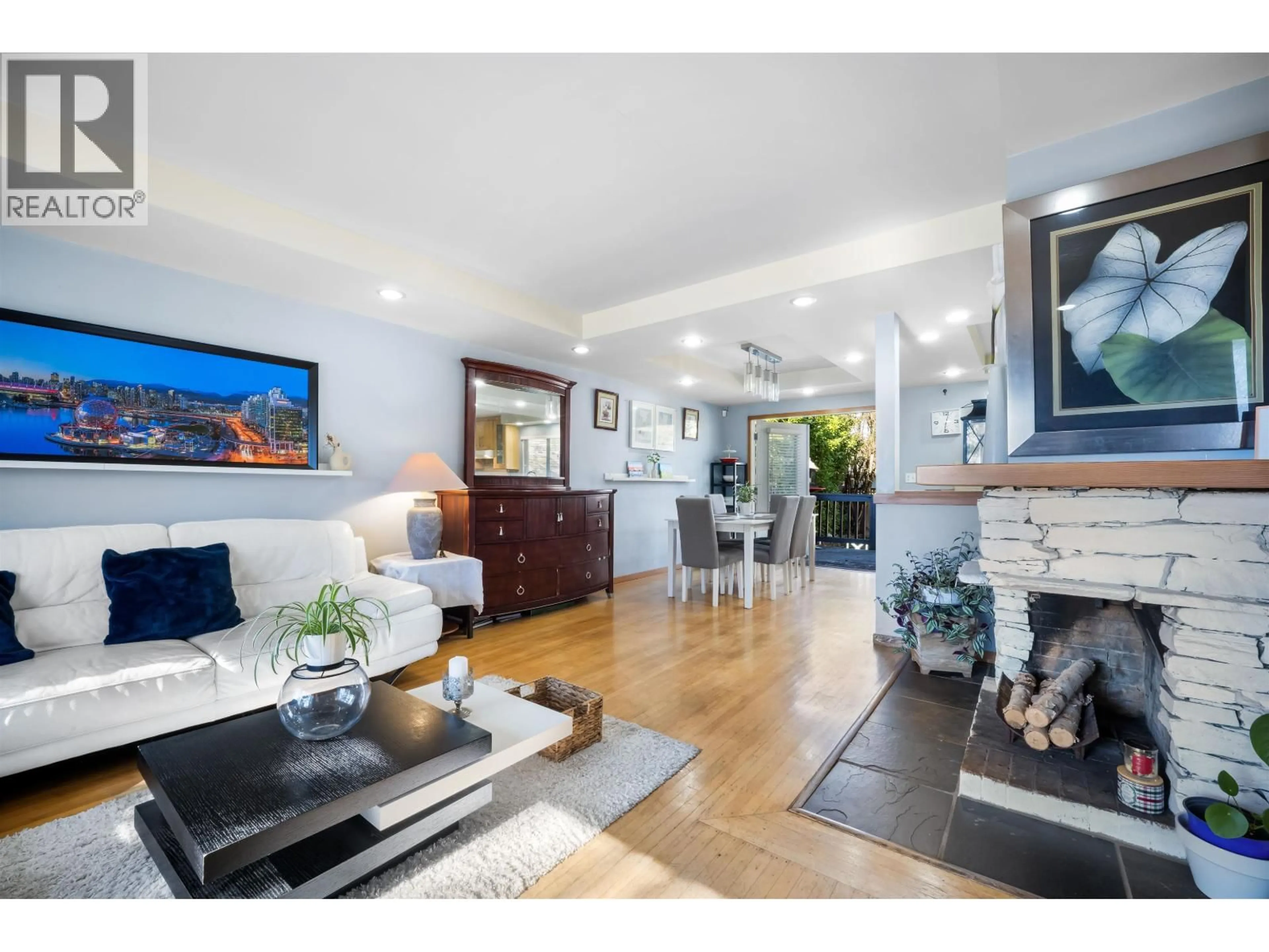 Living room with furniture, unknown for 521 BROOKMERE AVENUE, Coquitlam British Columbia V3J1W8