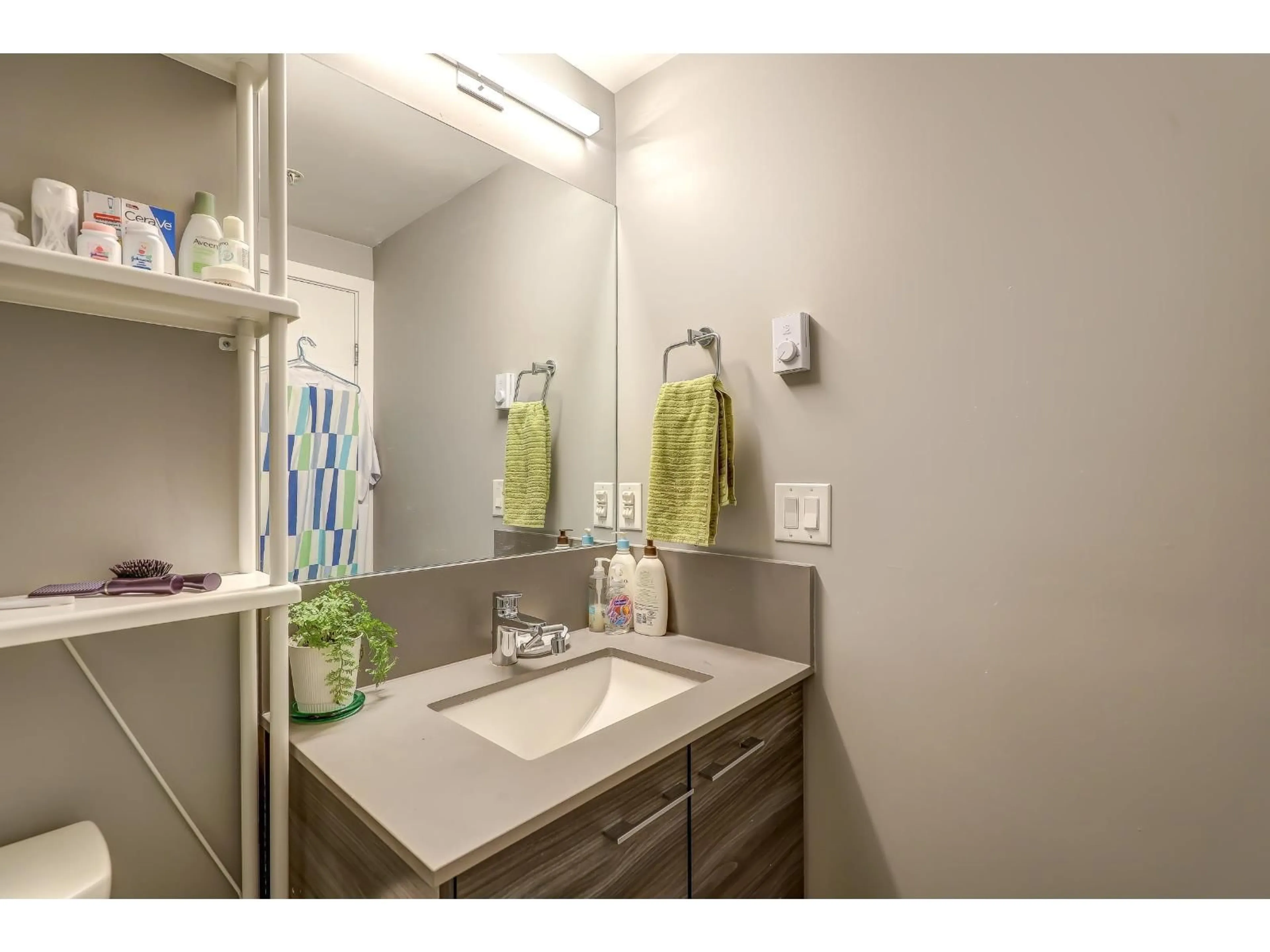 Standard bathroom, unknown for 108 - 10603 140 STREET, Surrey British Columbia V3T0M8