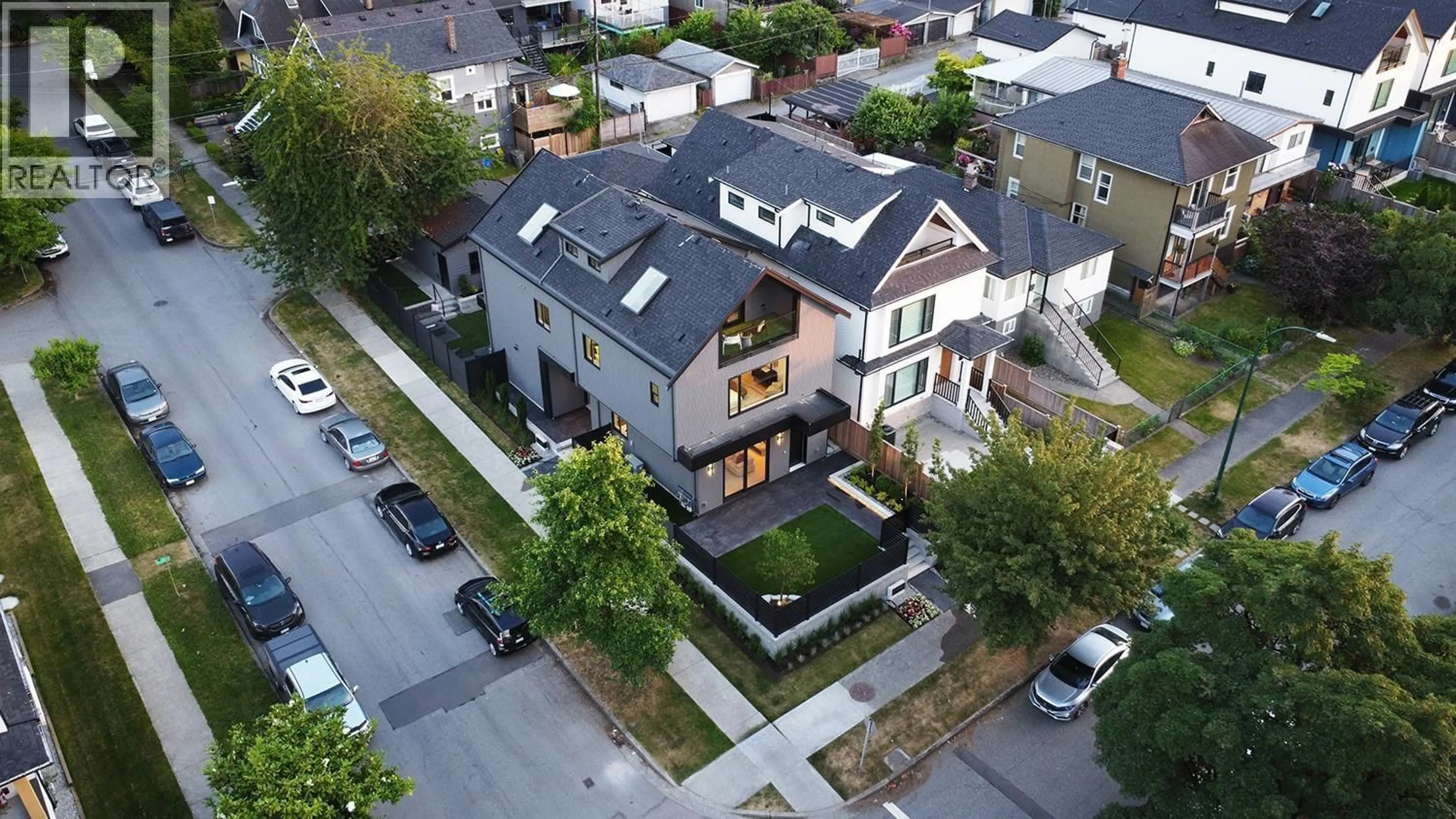 A pic from outside/outdoor area/front of a property/back of a property/a pic from drone, street for 1 - 1990 VENABLES STREET, Vancouver British Columbia V5L2H8