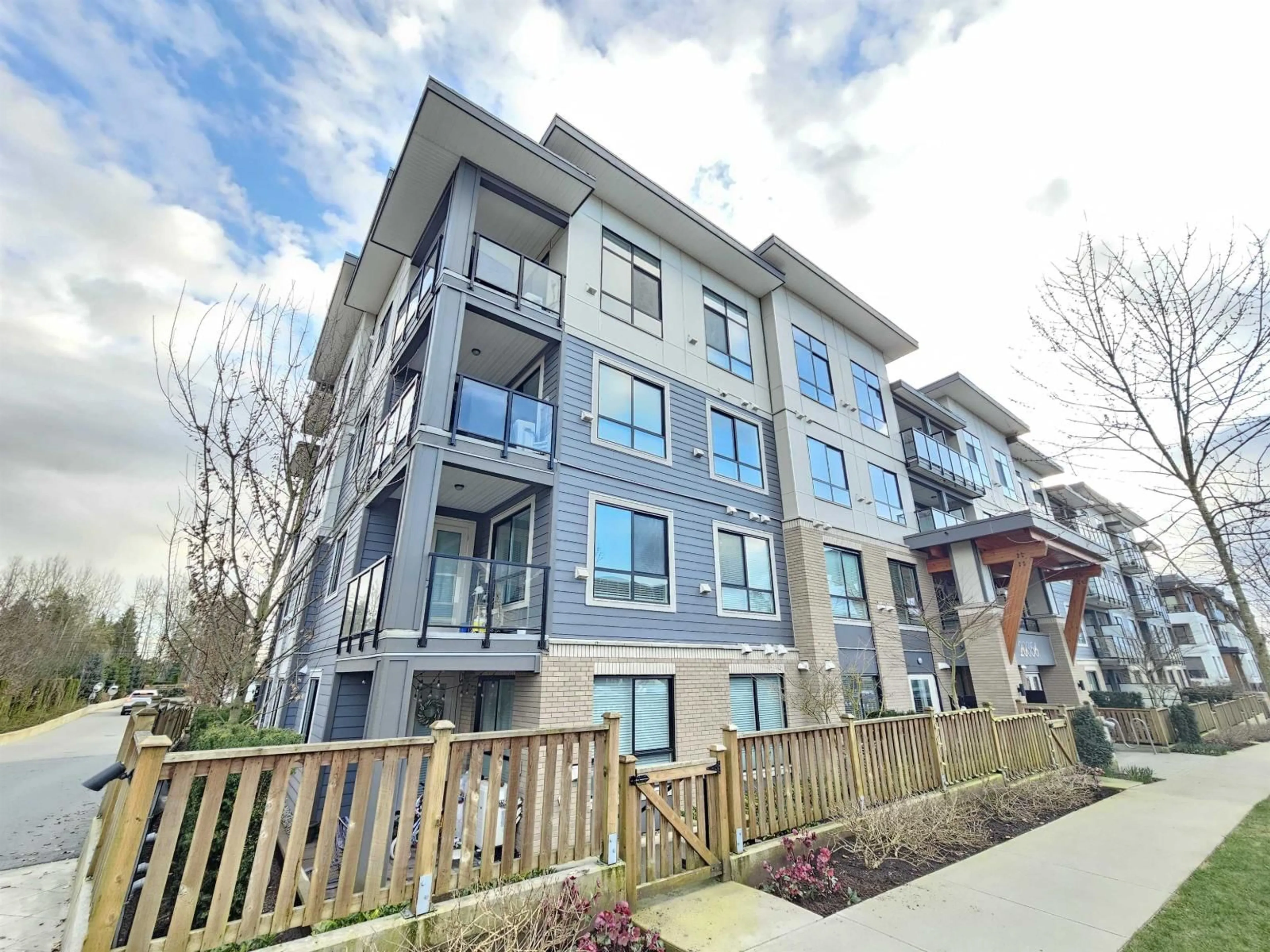 Patio, building for 115 - 20356 72B AVENUE, Langley British Columbia V2Y4J9