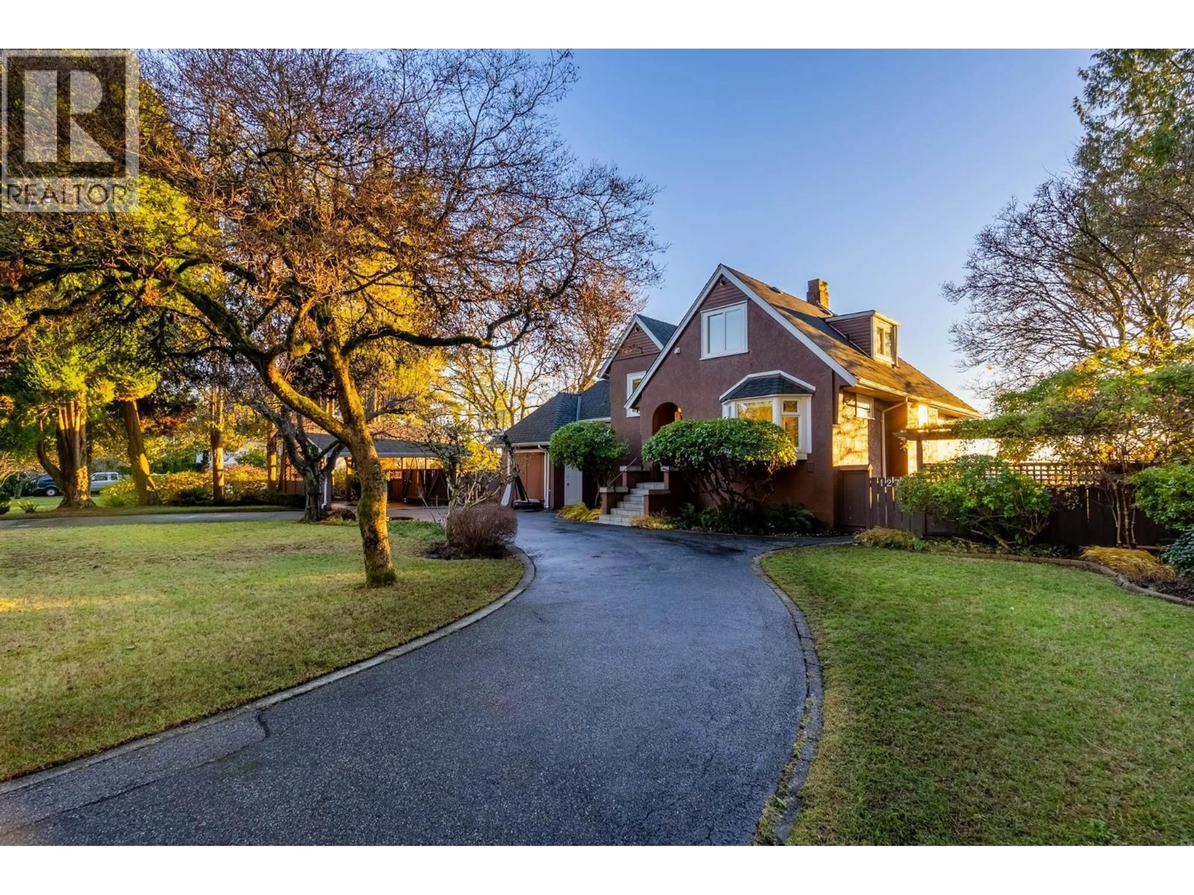 A pic from outside/outdoor area/front of a property/back of a property/a pic from drone, street for 1275 KEITH ROAD, North Vancouver British Columbia V7P1Y9