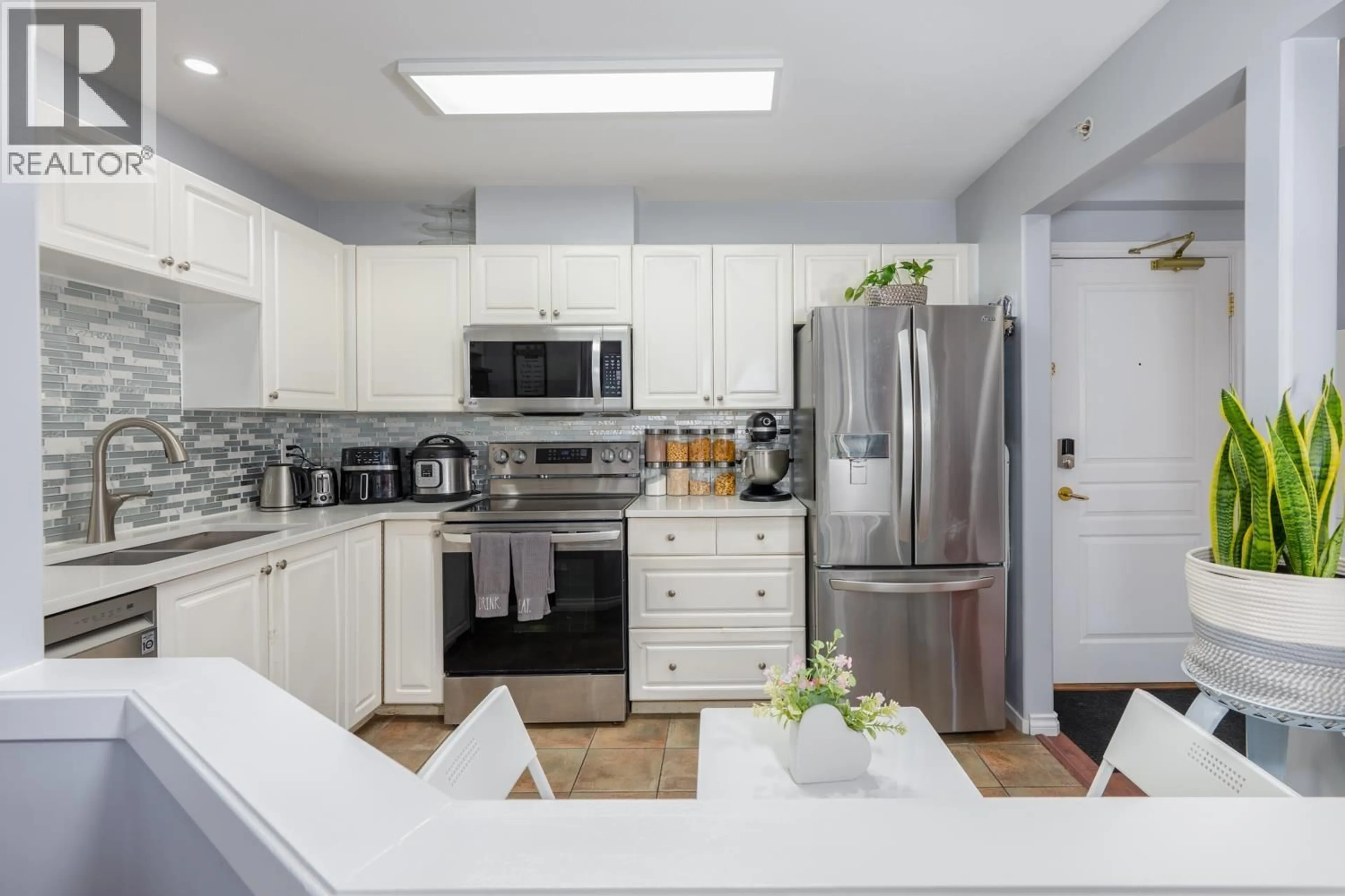 Open concept kitchen, unknown for 505 - 215 TWELFTH STREET, New Westminster British Columbia V3M4H4