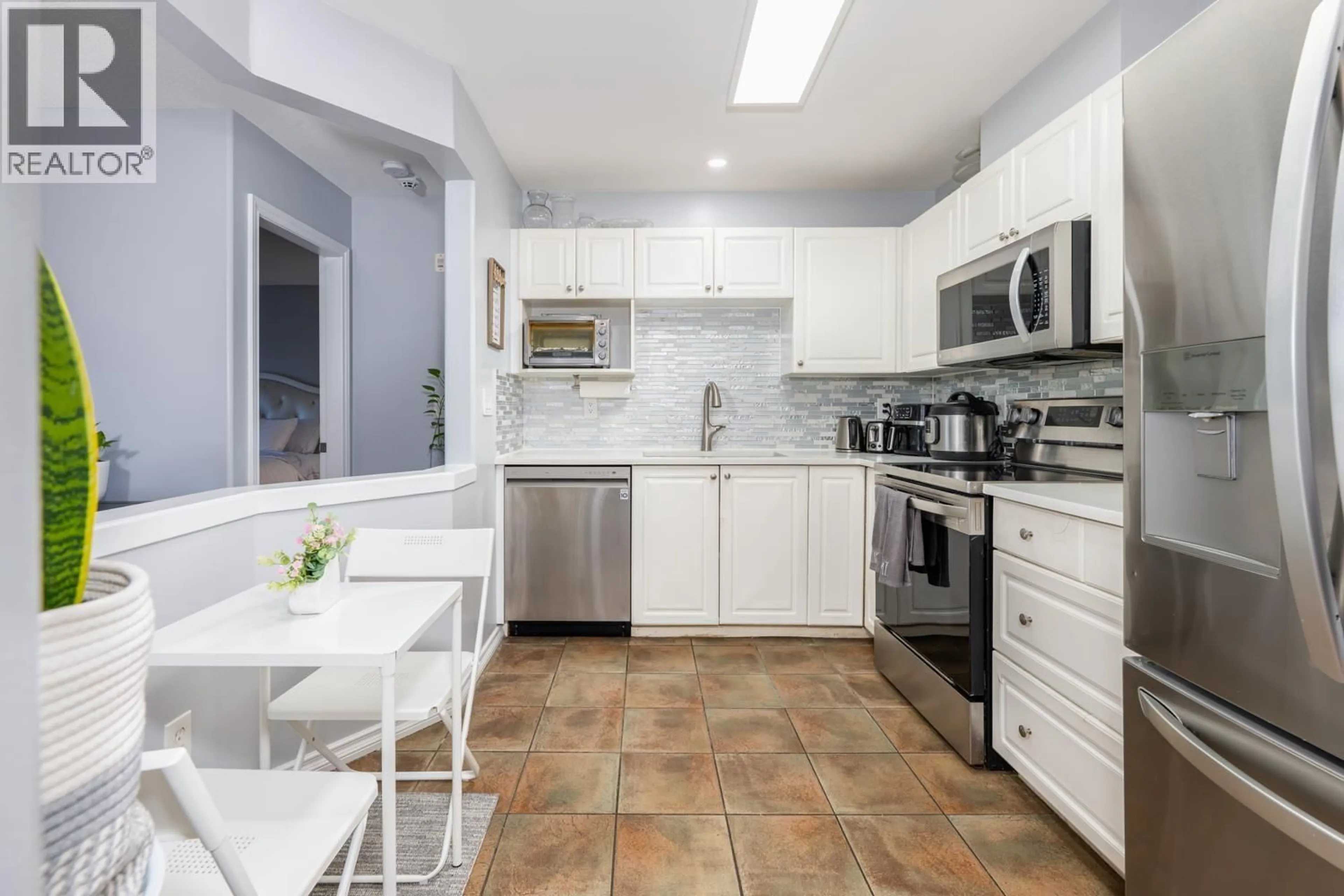 Standard kitchen, ceramic/tile floor for 505 - 215 TWELFTH STREET, New Westminster British Columbia V3M4H4