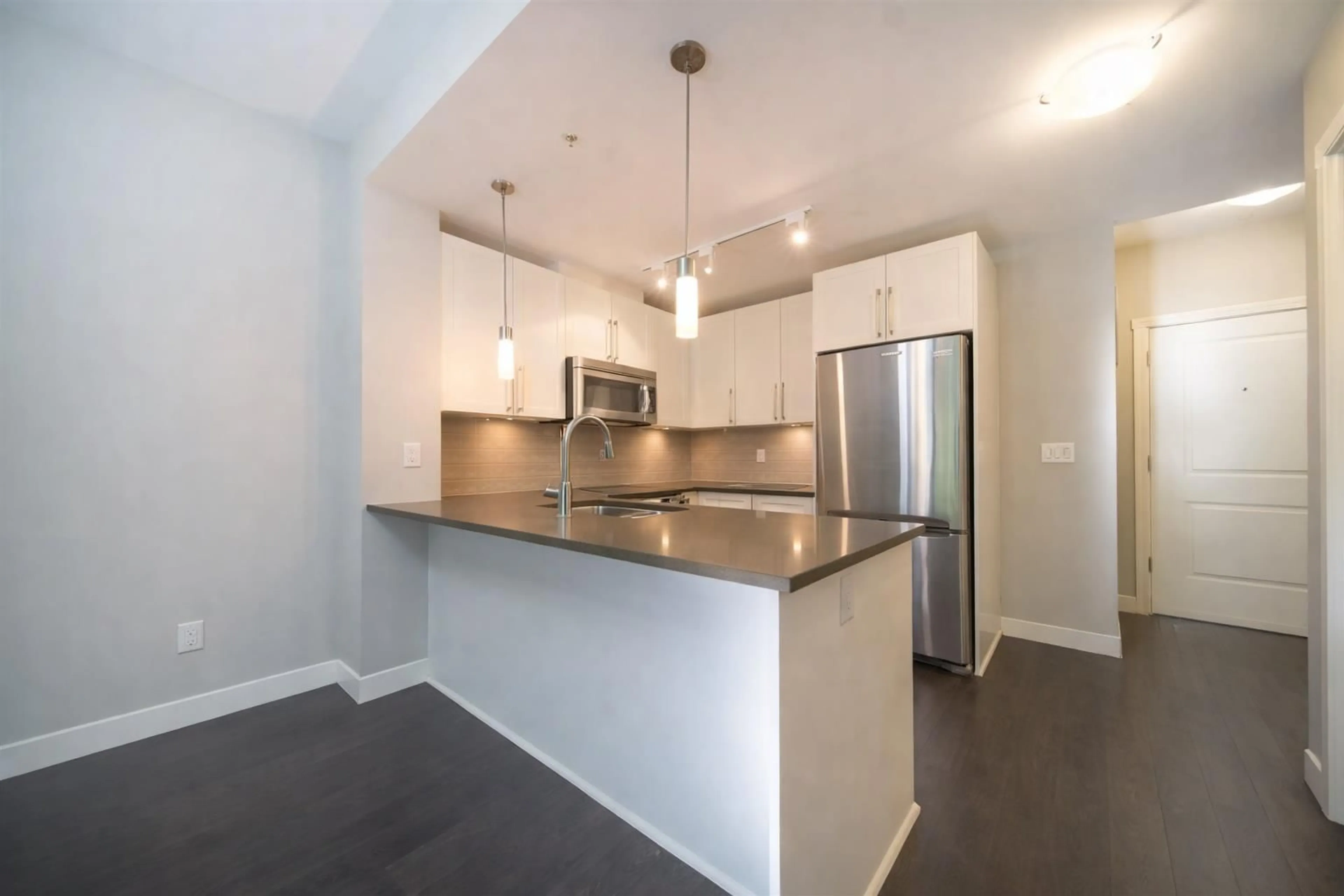 Open concept kitchen, unknown for 310 - 14358 60 AVENUE, Surrey British Columbia V3X0G3