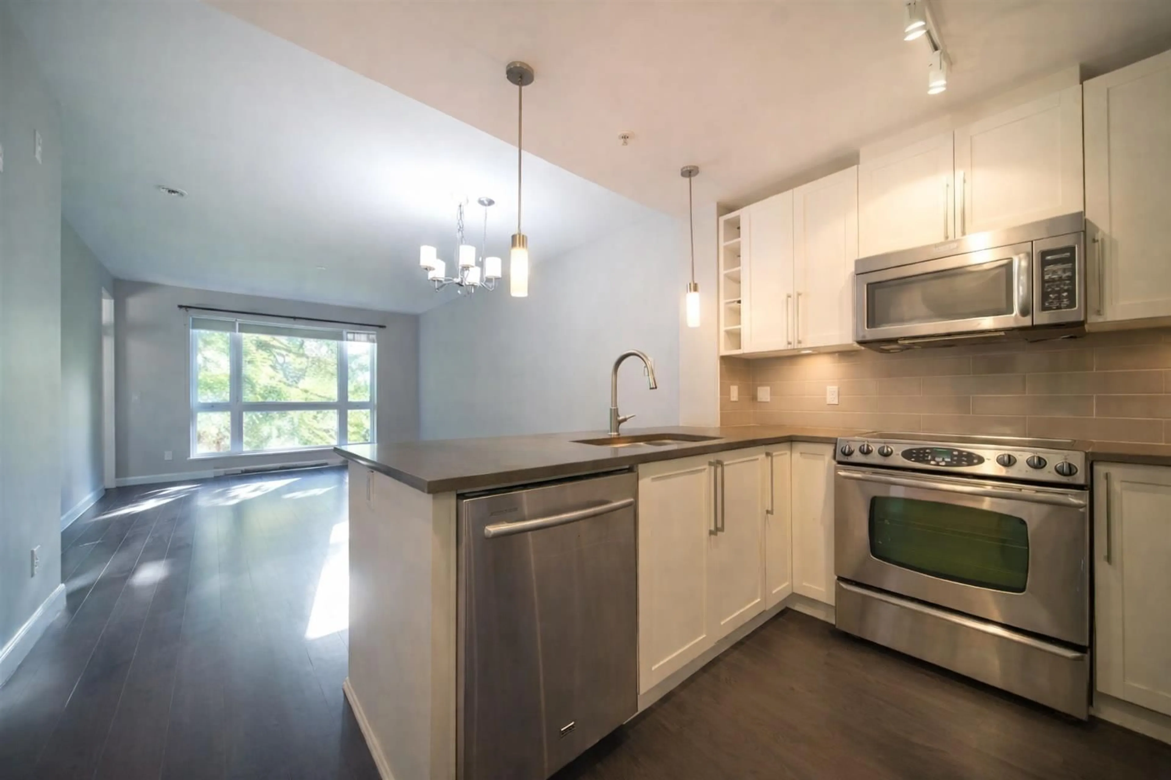 Open concept kitchen, unknown for 310 - 14358 60 AVENUE, Surrey British Columbia V3X0G3