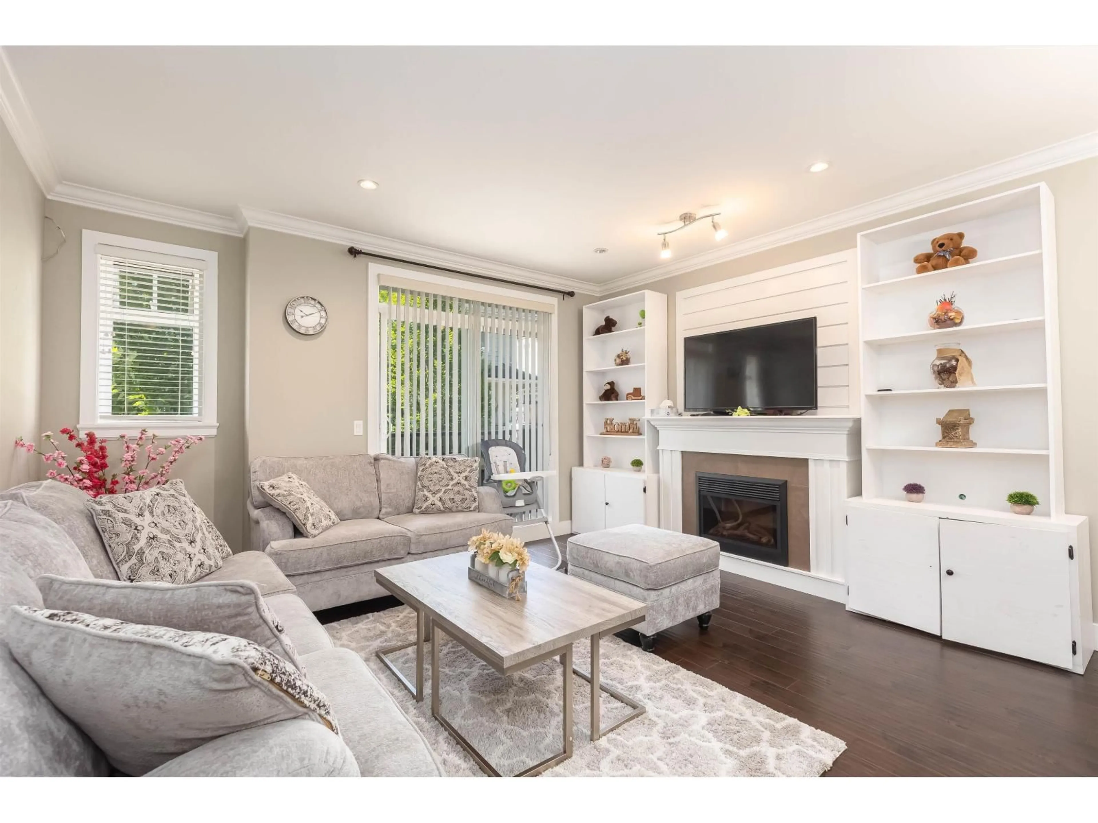 Living room with furniture, wood/laminate floor for 64 - 6383 140 STREET, Surrey British Columbia V3W0E9