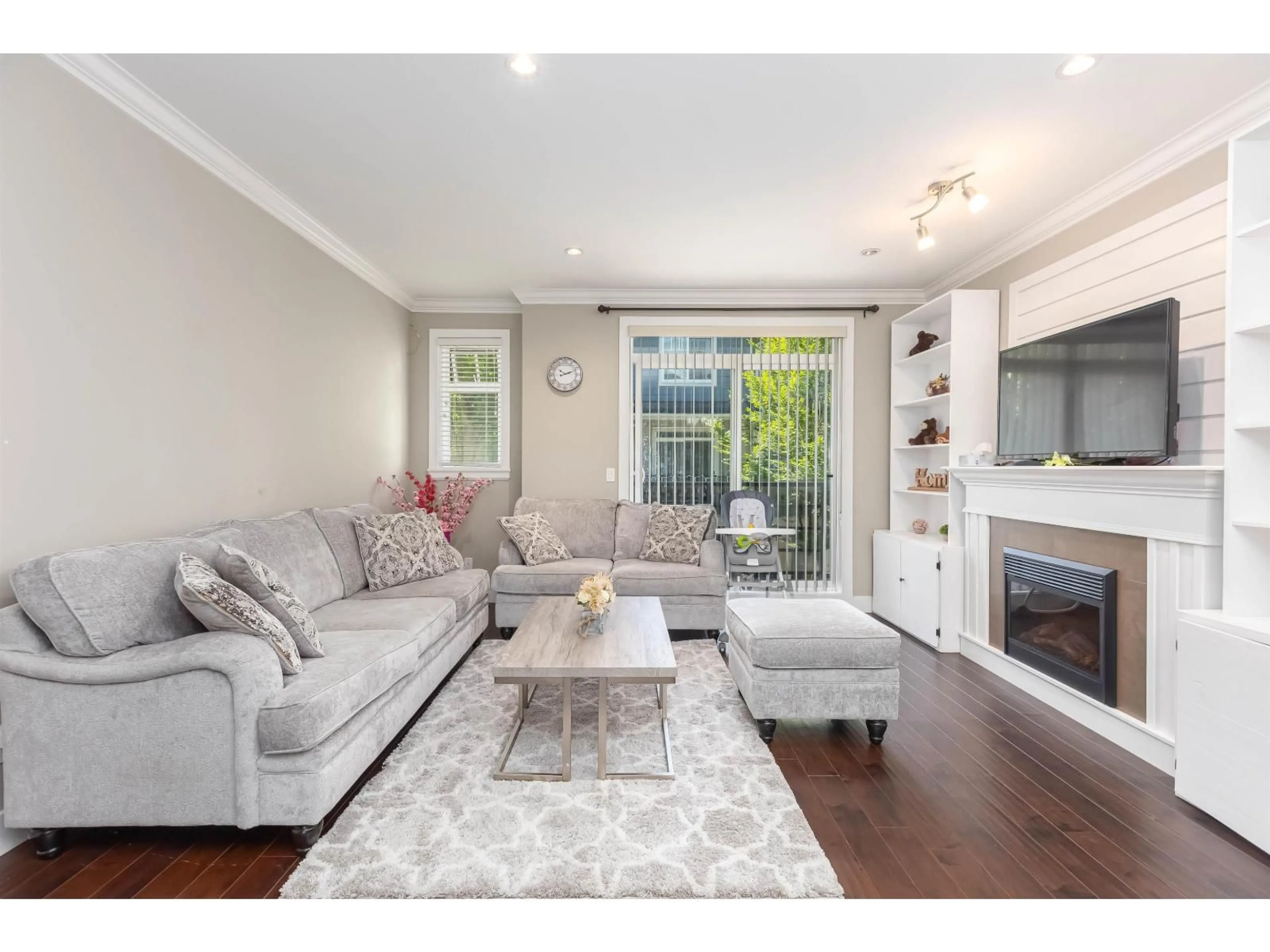 Living room with furniture, wood/laminate floor for 64 - 6383 140 STREET, Surrey British Columbia V3W0E9