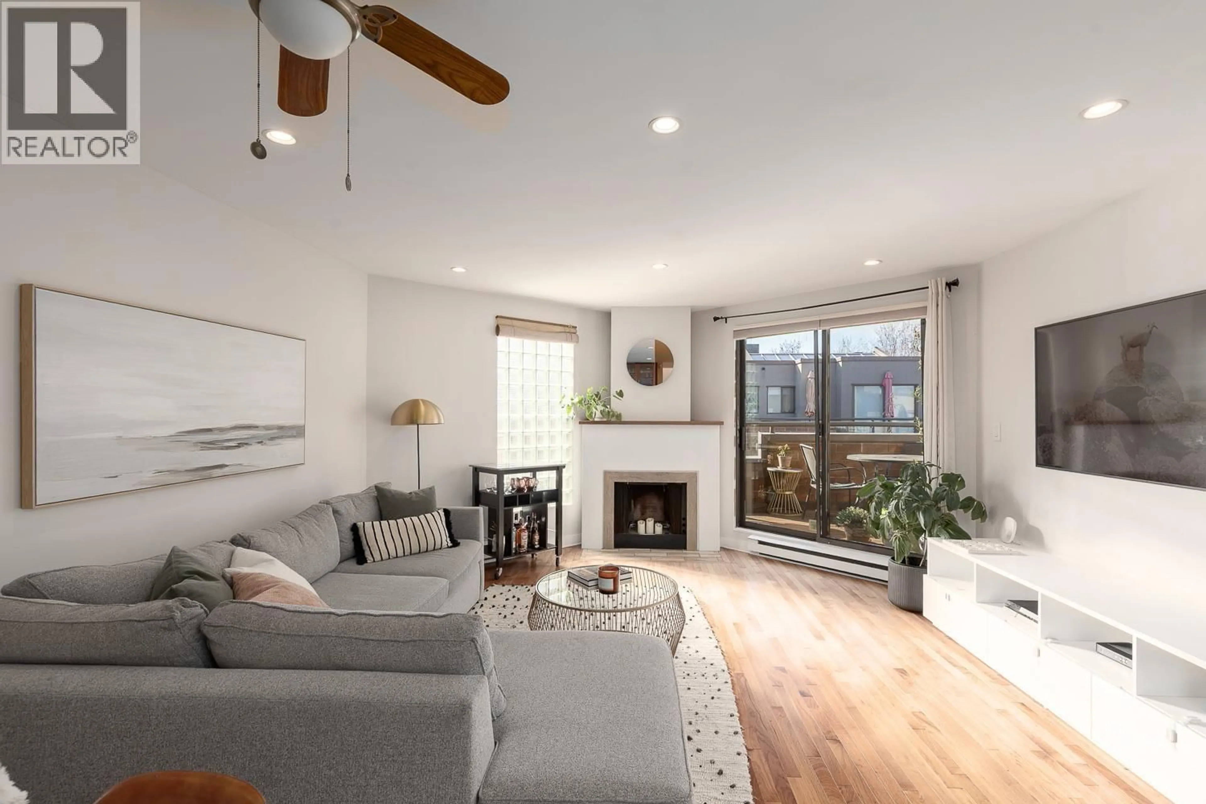 Living room with furniture, wood/laminate floor for 10 - 766 7TH AVENUE, Vancouver British Columbia V5Z1B8