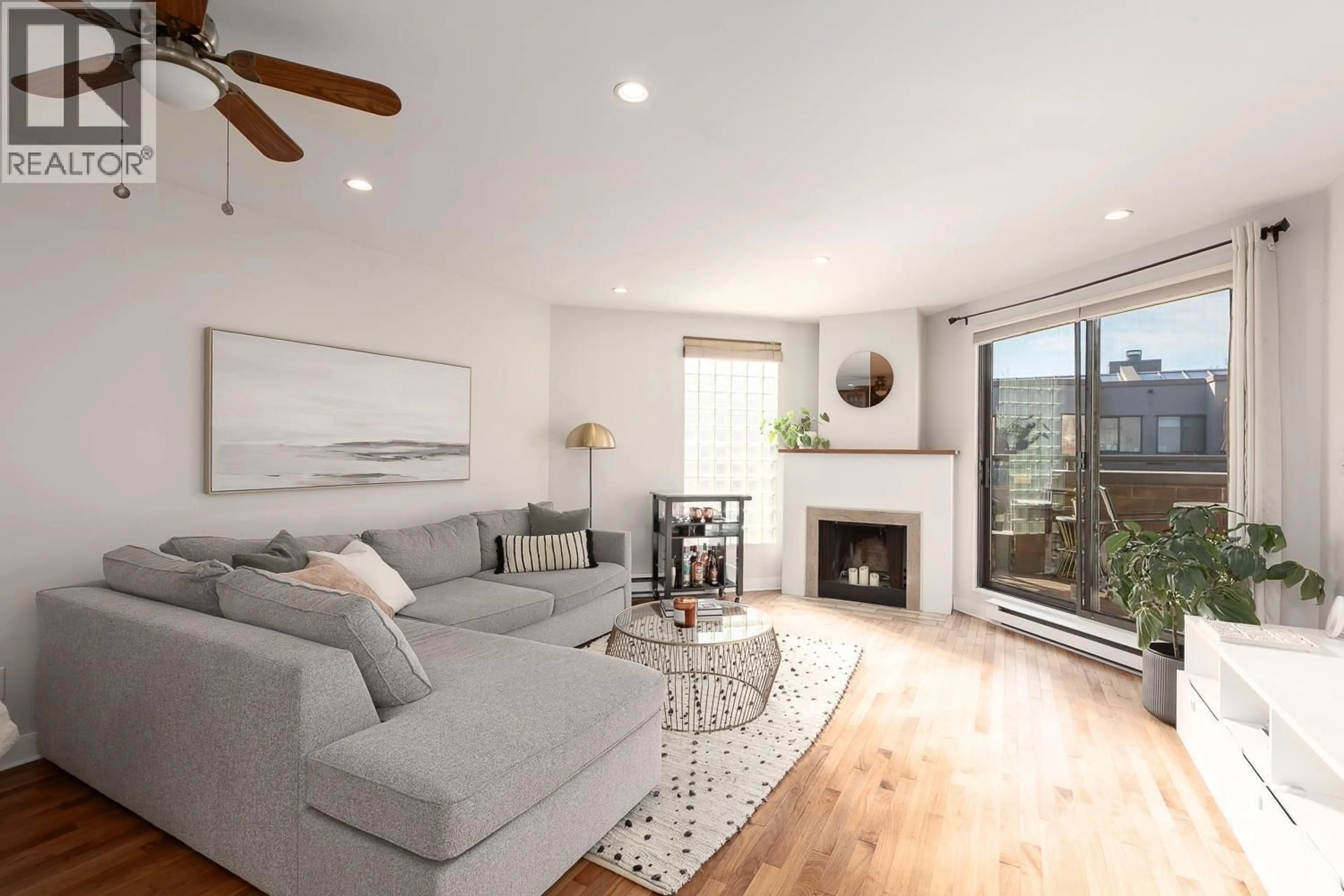 Living room with furniture, wood/laminate floor for 10 - 766 7TH AVENUE, Vancouver British Columbia V5Z1B8