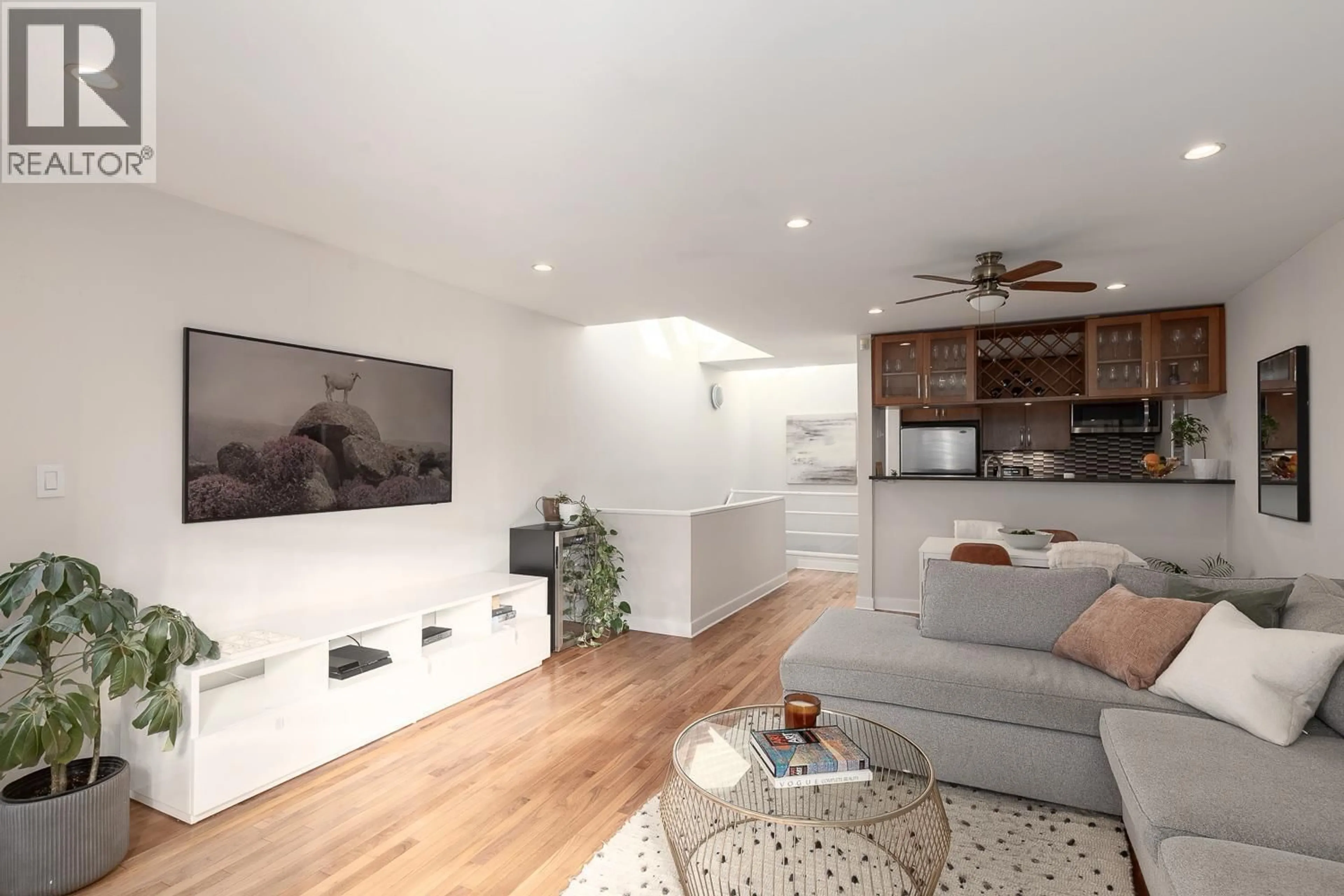 Living room with furniture, wood/laminate floor for 10 - 766 7TH AVENUE, Vancouver British Columbia V5Z1B8