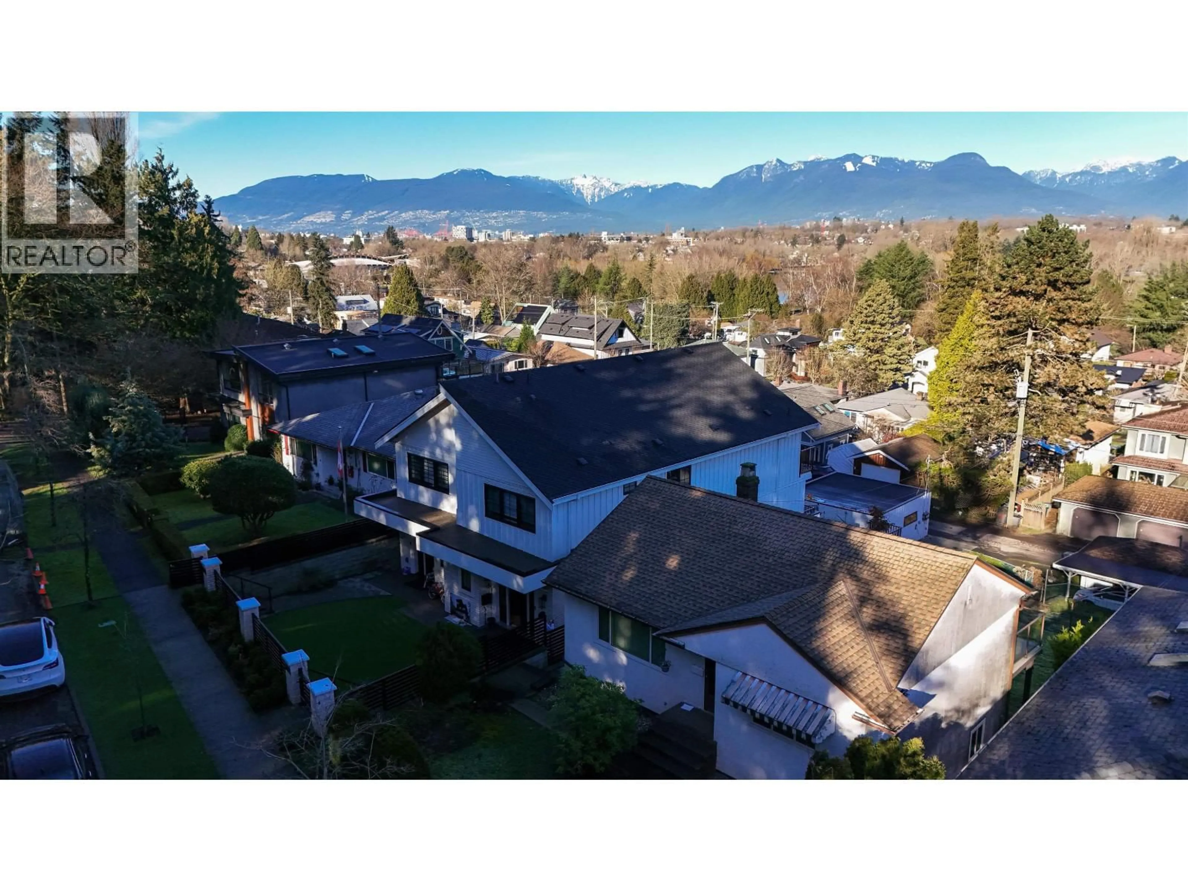 A pic from outside/outdoor area/front of a property/back of a property/a pic from drone, mountain view for 2171 VANNESS AVENUE, Vancouver British Columbia V5N2M1