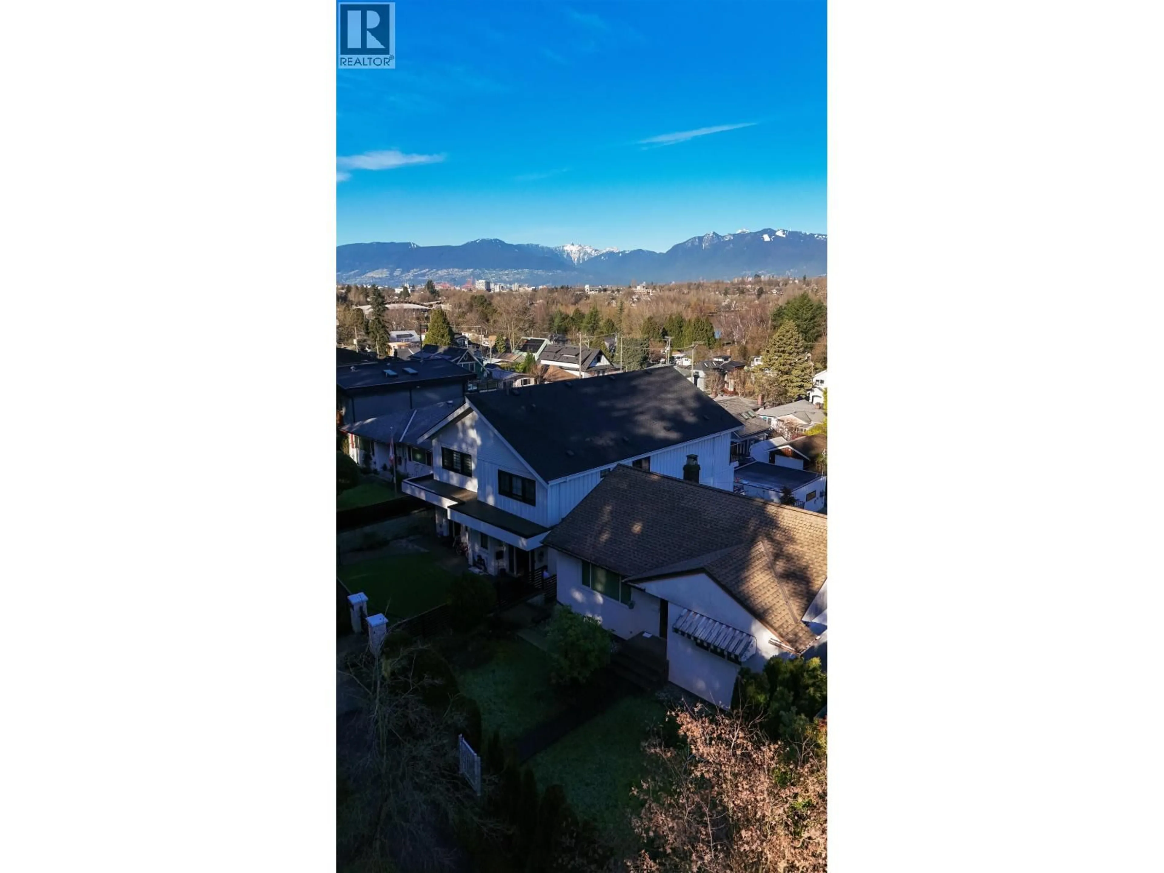 A pic from outside/outdoor area/front of a property/back of a property/a pic from drone, mountain view for 2171 VANNESS AVENUE, Vancouver British Columbia V5N2M1
