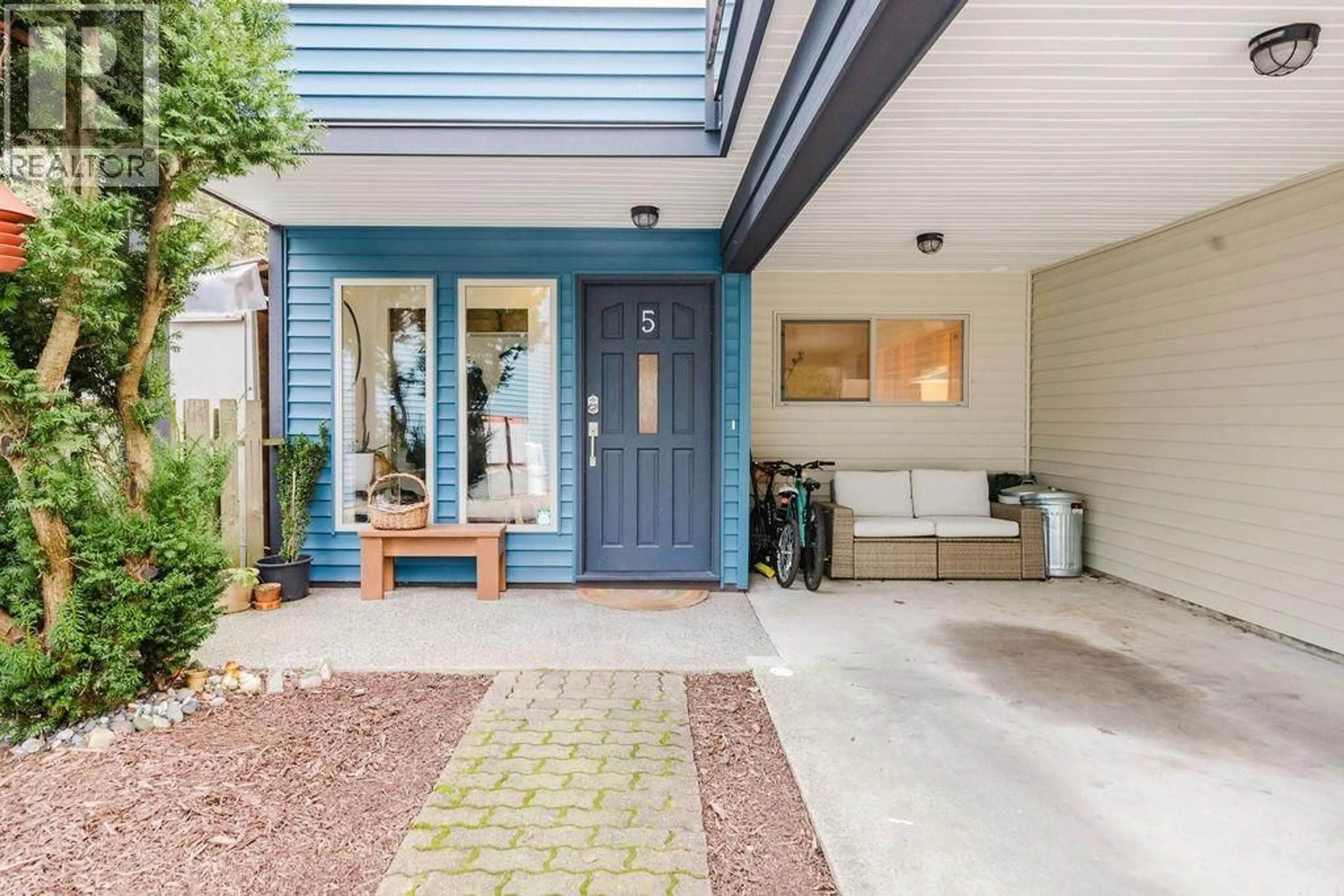 Indoor entryway for 5 - 623 FARNHAM ROAD, Gibsons British Columbia V0N1V8