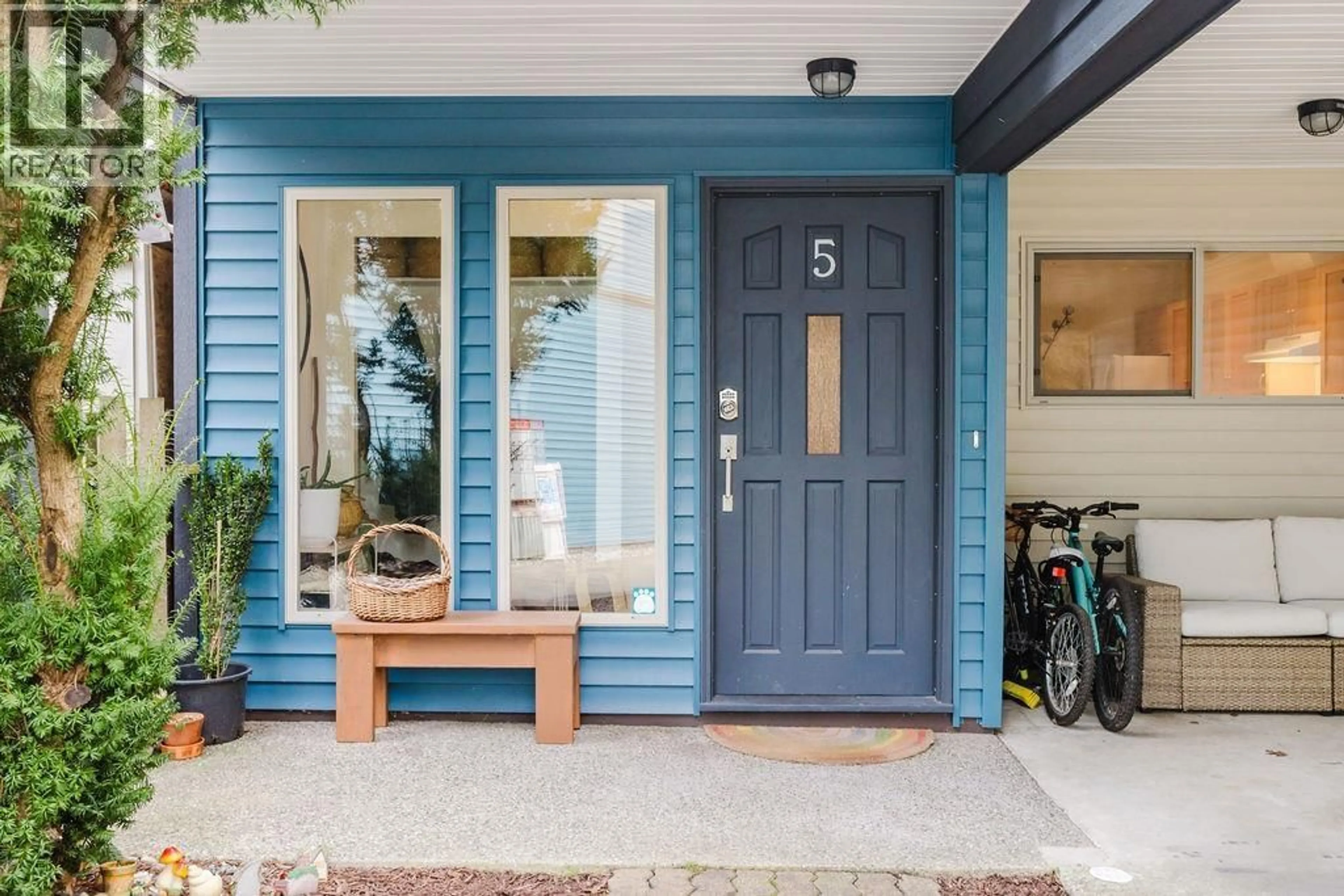 Indoor entryway for 5 - 623 FARNHAM ROAD, Gibsons British Columbia V0N1V8