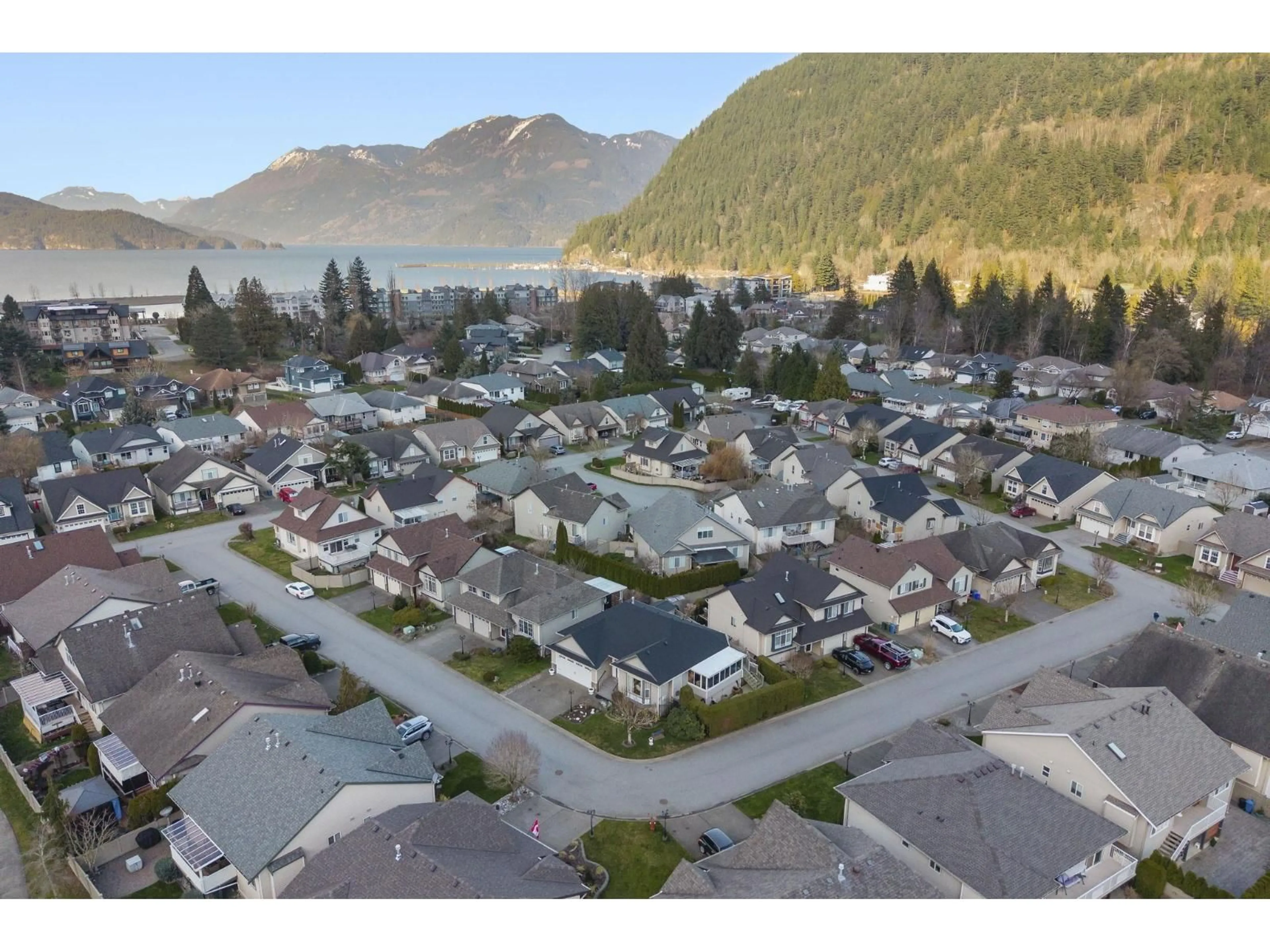 A pic from outside/outdoor area/front of a property/back of a property/a pic from drone, mountain view for 41 - 349 WALNUT AVENUE, Harrison Hot Springs British Columbia V0M1K0