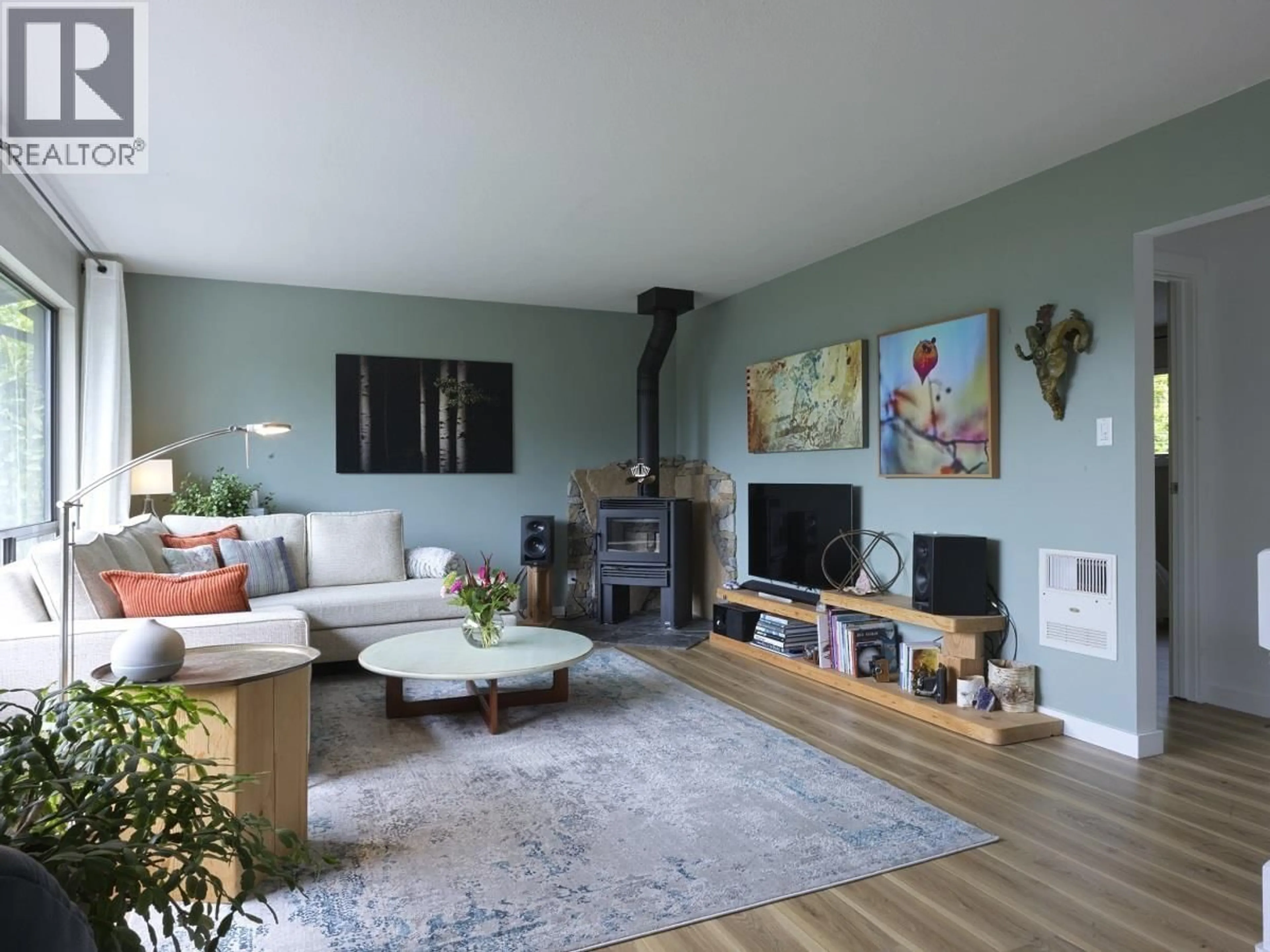 Living room with furniture, wood/laminate floor for 1454 DAVIDSON ROAD, Gibsons British Columbia V0N1V6