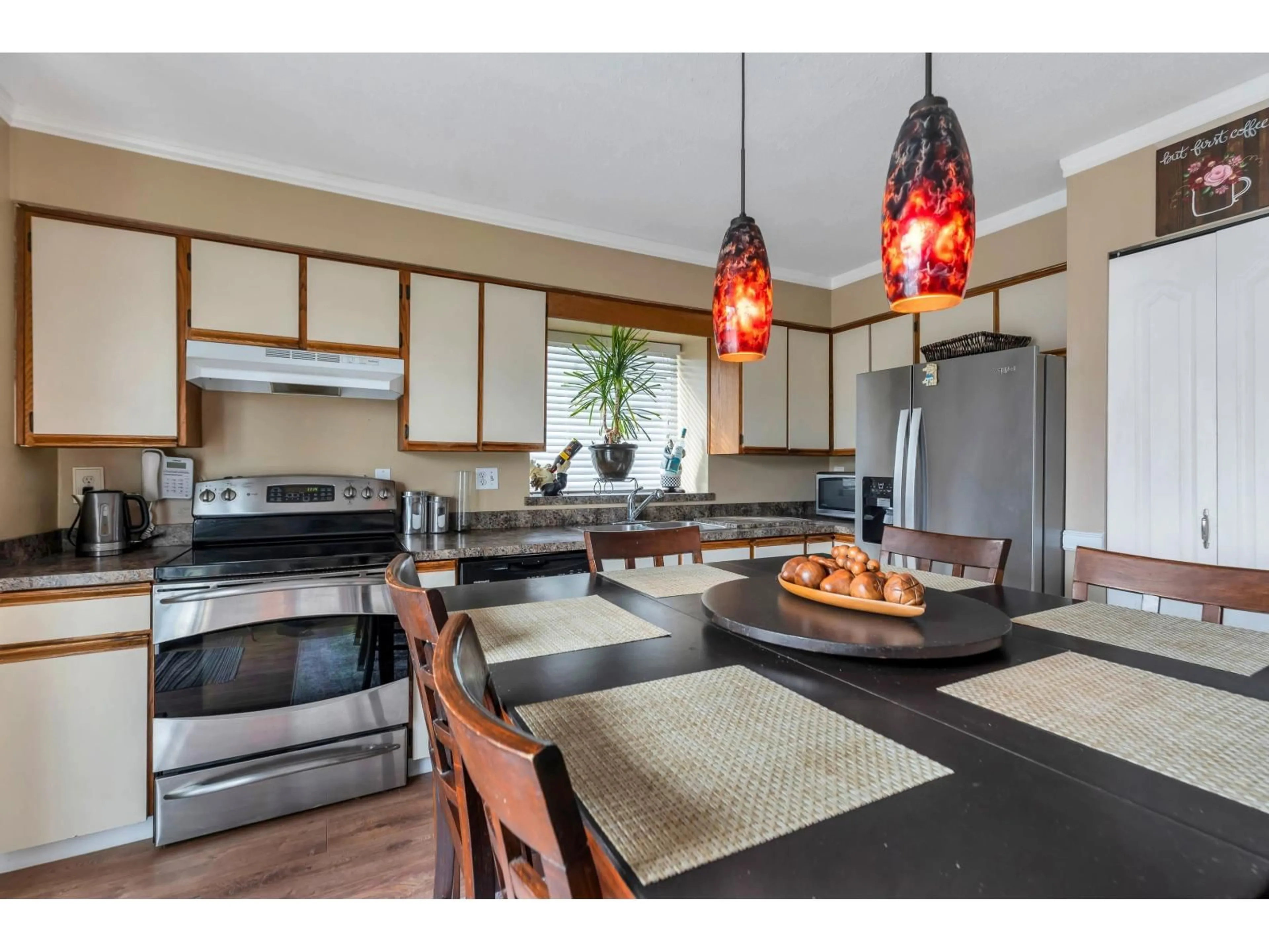 Open concept kitchen, unknown for 13280 81A AVENUE, Surrey British Columbia V3W9M6