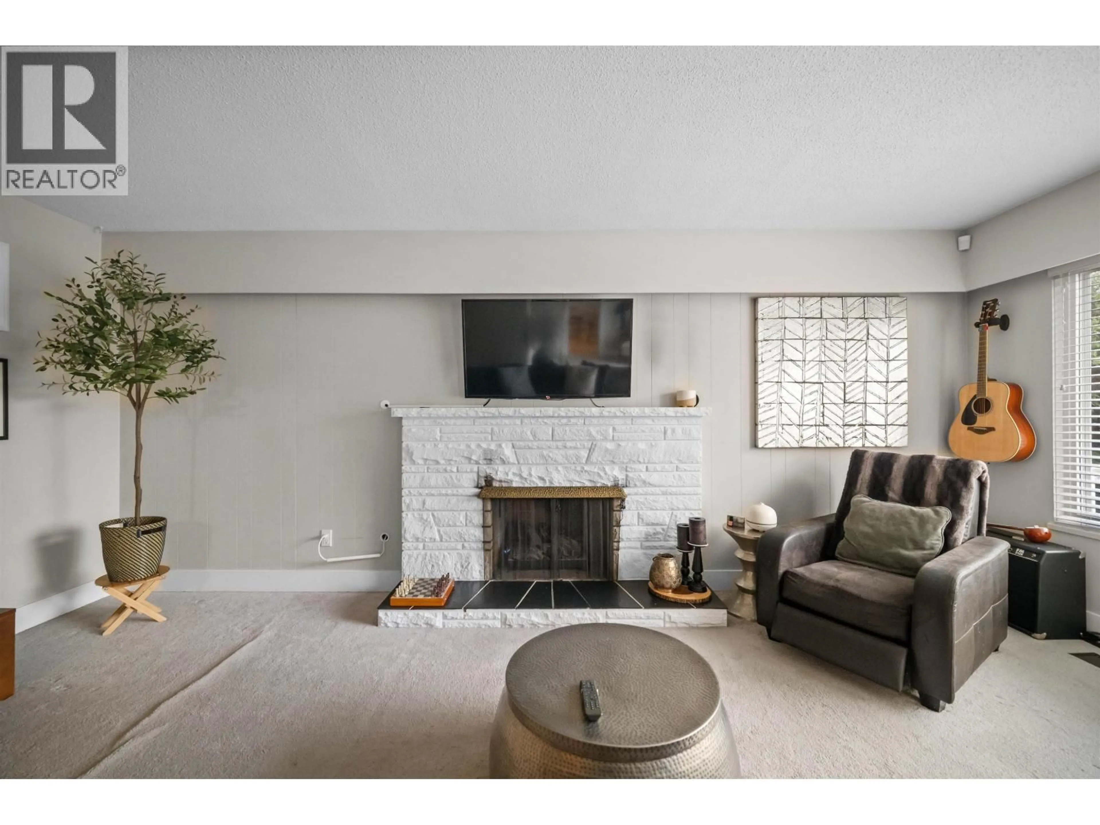 Living room with furniture, unknown for 3580 BARGEN DRIVE, Richmond British Columbia V6X2R5