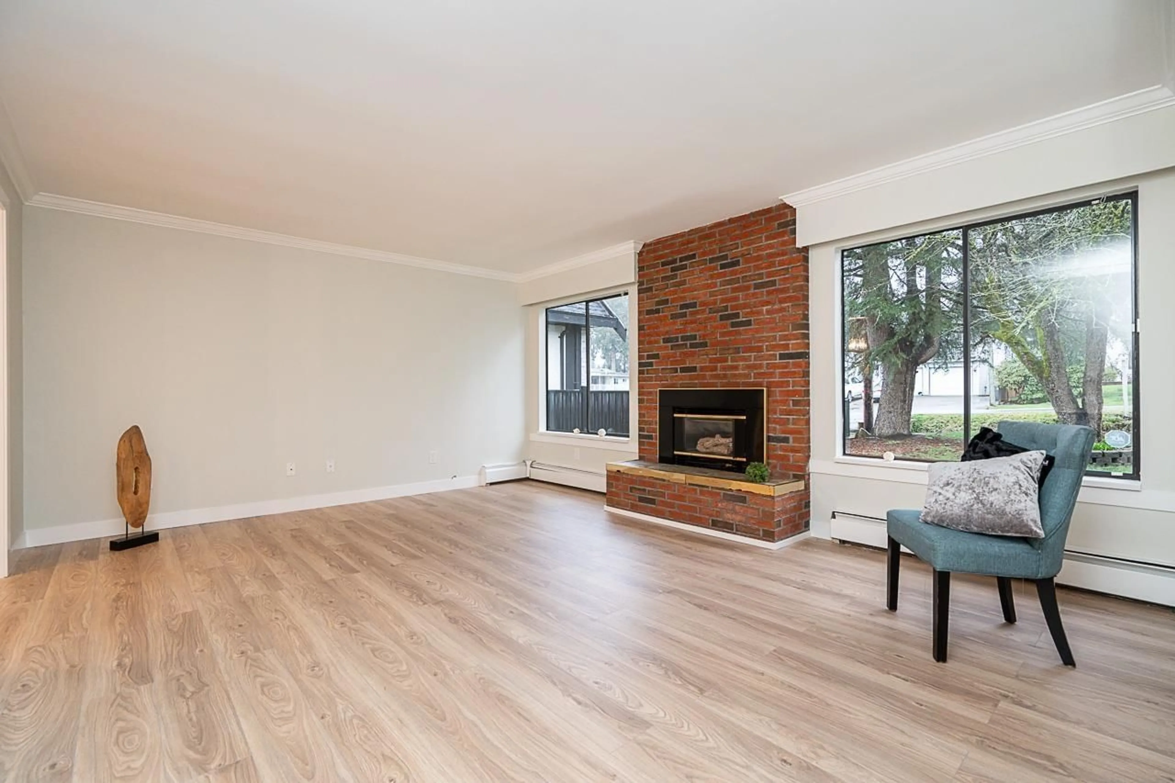 Living room with furniture, wood/laminate floor for 9829 120A STREET, Surrey British Columbia V3V4H8