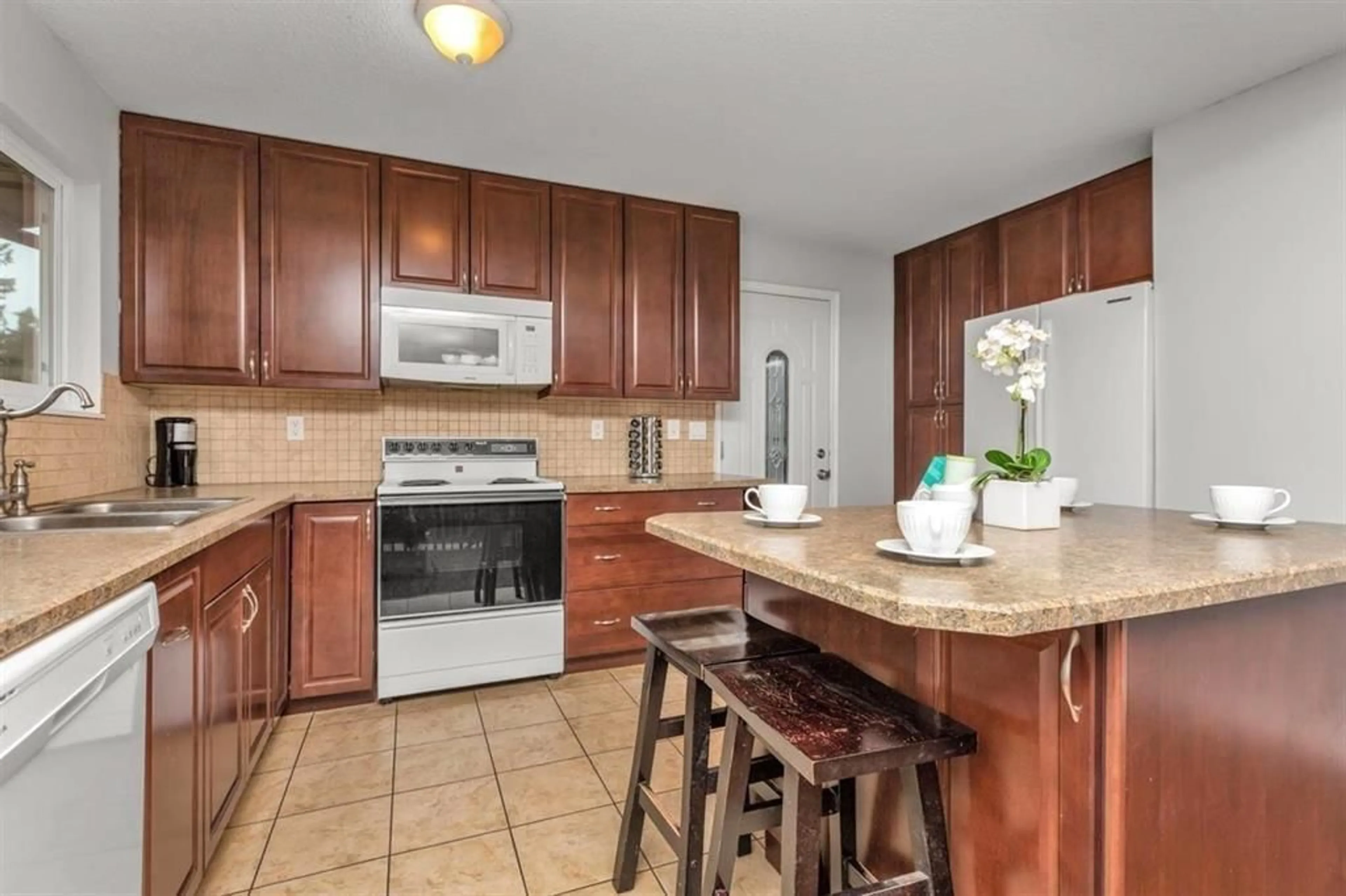 Standard kitchen, ceramic/tile floor for 4650 203A STREET, Langley British Columbia V3A5K1