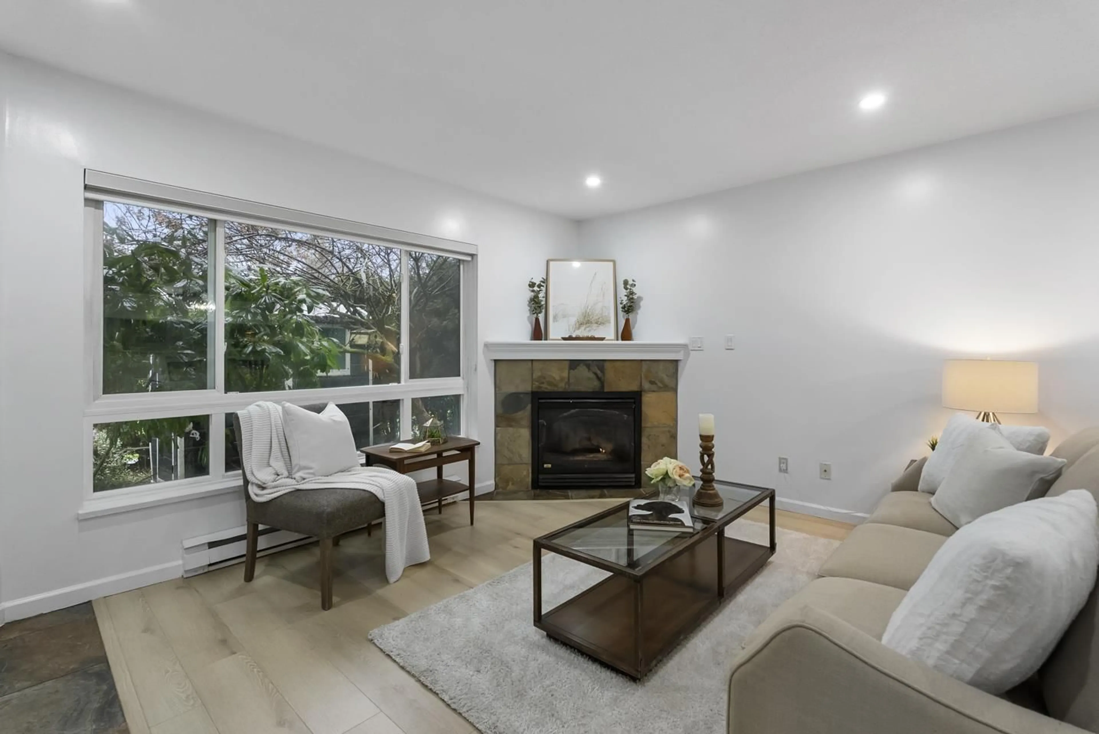 Living room with furniture, unknown for 1 - 13660 84 AVENUE, Surrey British Columbia V3W0T6