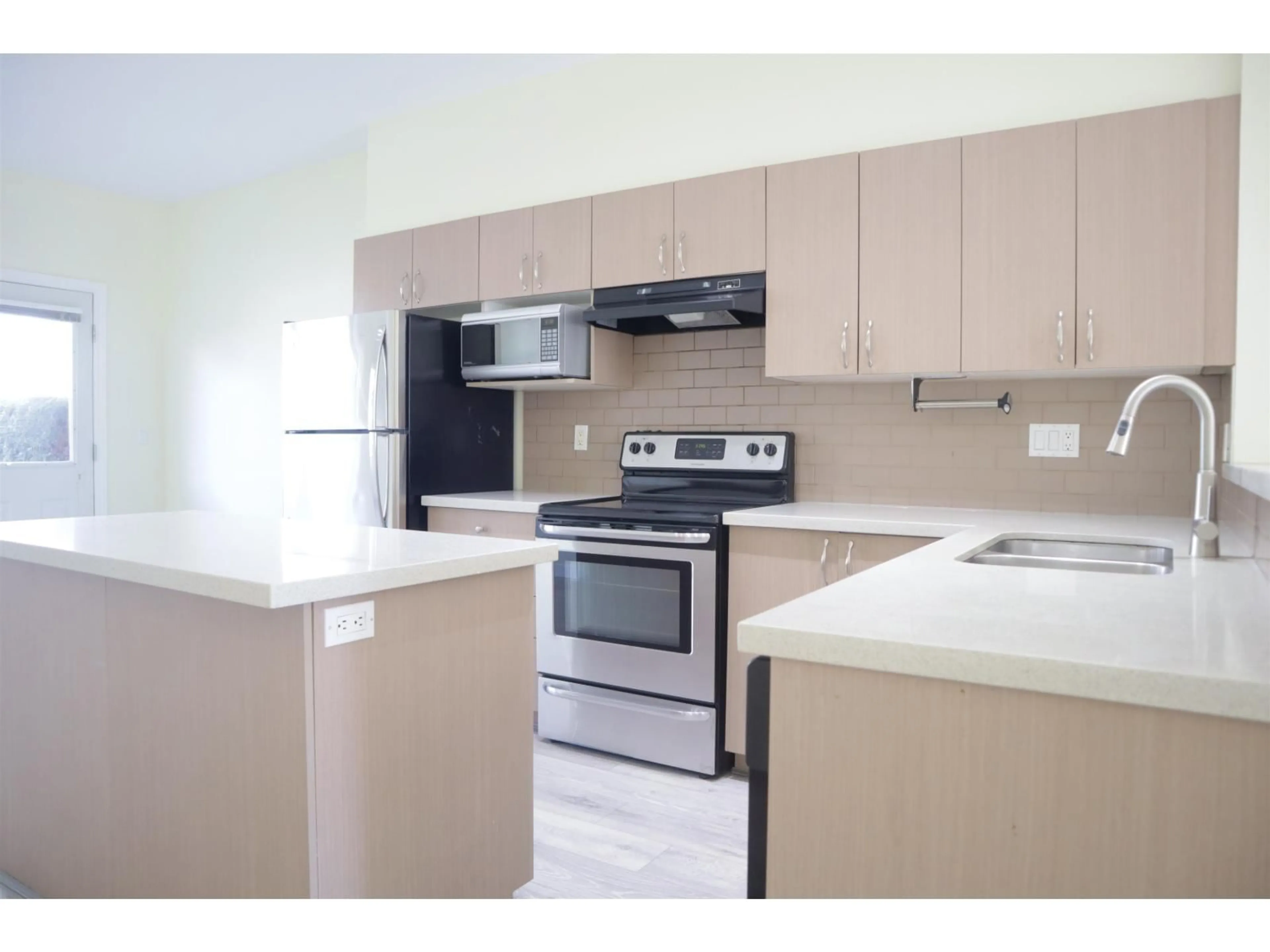 Standard kitchen, wood/laminate floor for 31 - 19455 65 AVENUE, Surrey British Columbia V4N0Z1