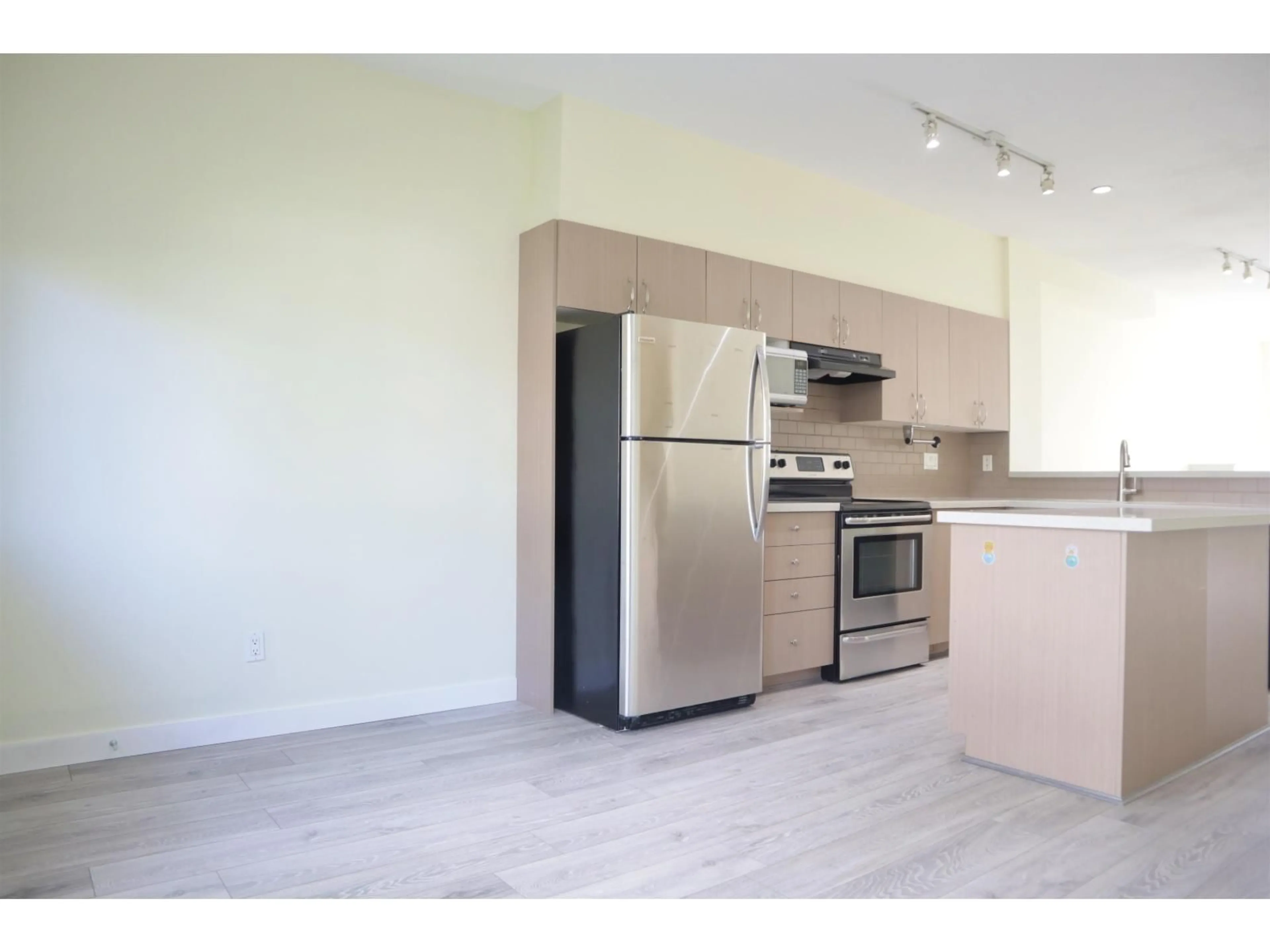 Standard kitchen, wood/laminate floor for 31 - 19455 65 AVENUE, Surrey British Columbia V4N0Z1