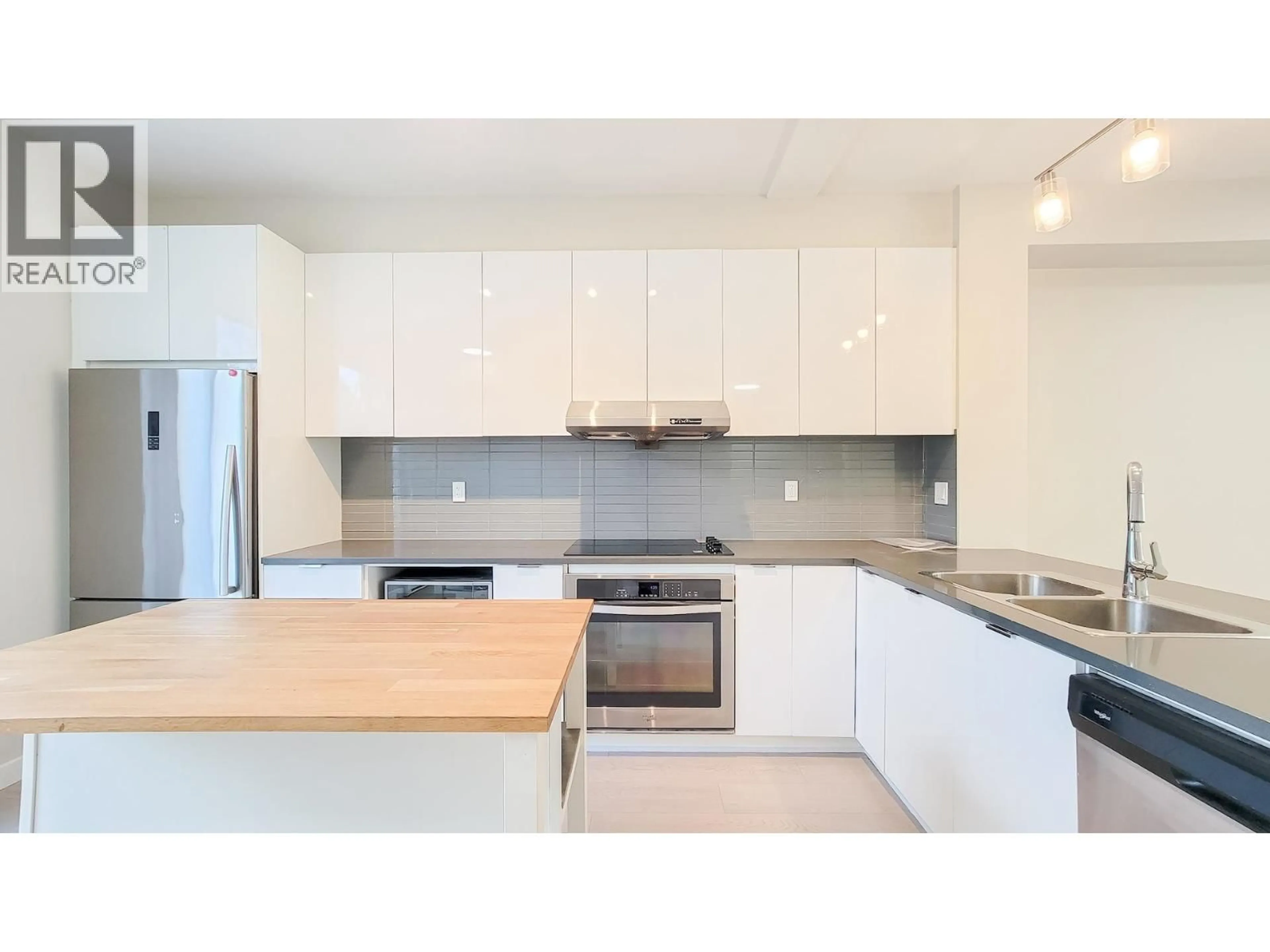 Standard kitchen, unknown for 100 - 5550 ADMIRAL WAY, Delta British Columbia V4K0C4