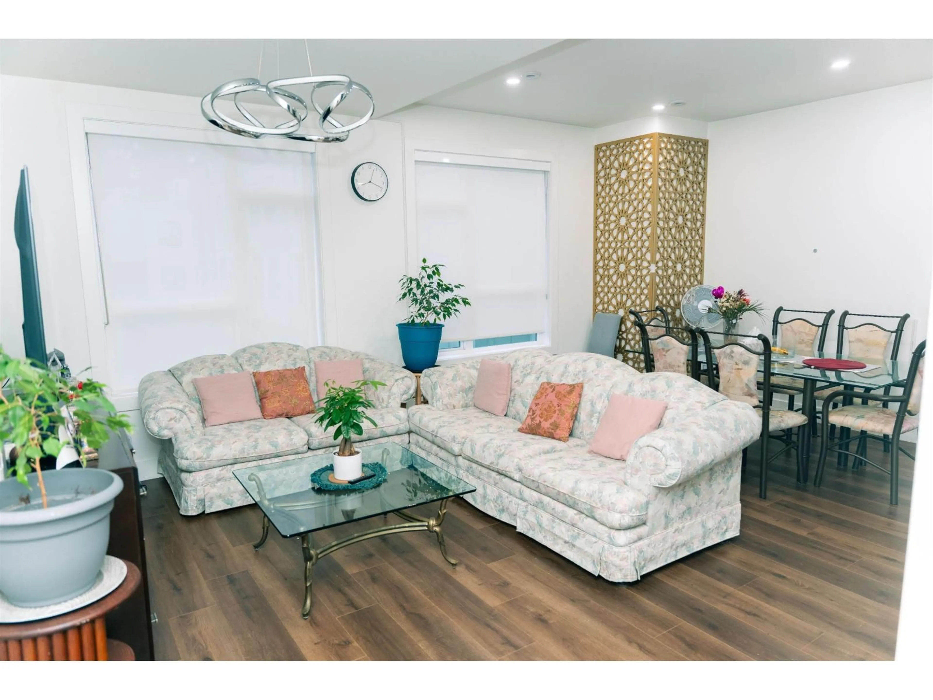 Living room with furniture, wood/laminate floor for 37 - 5858 132 STREET, Surrey British Columbia V3X1N1