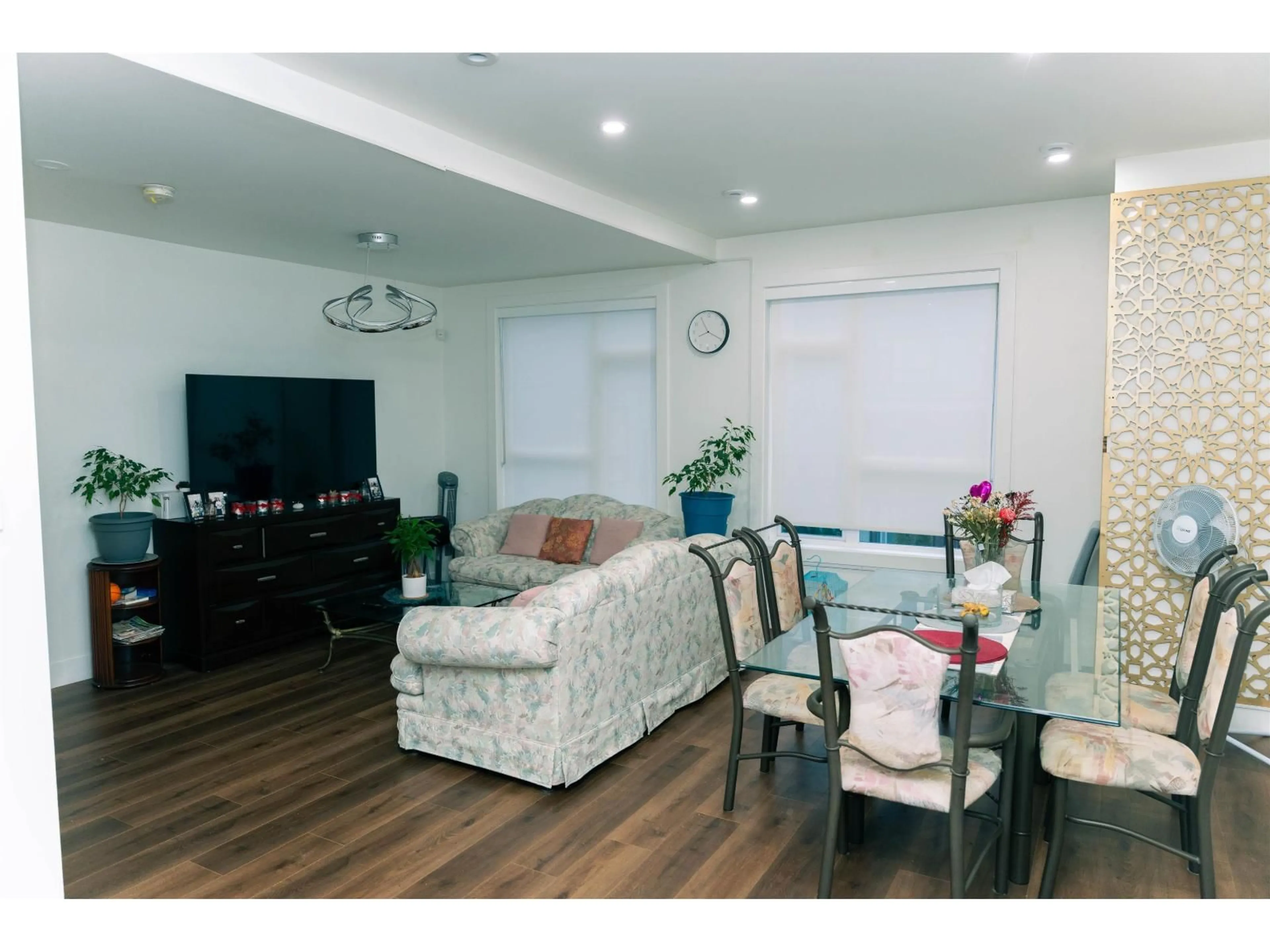 Living room with furniture, wood/laminate floor for 37 - 5858 132 STREET, Surrey British Columbia V3X1N1