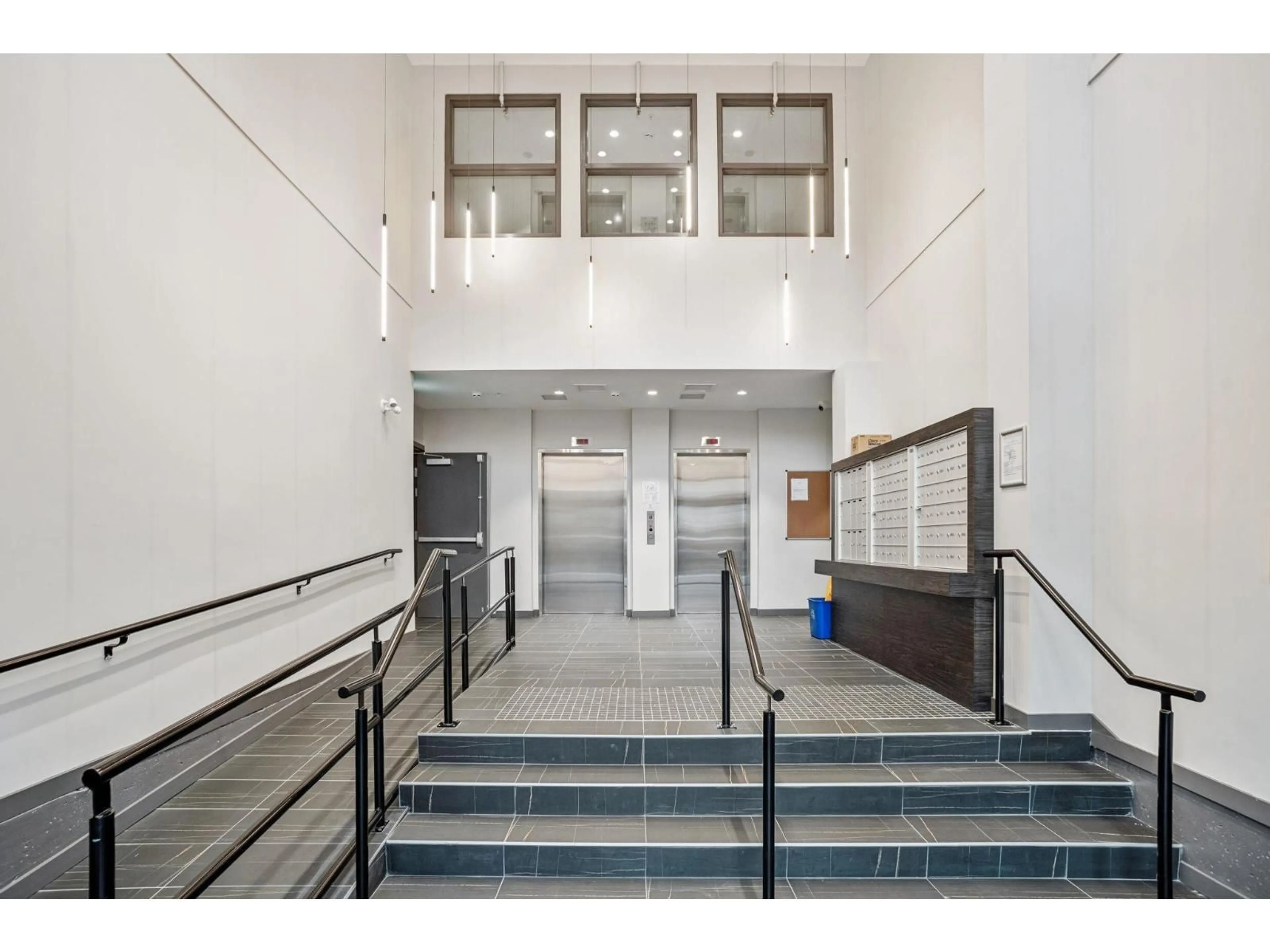 Indoor foyer for 414 - 14257 103A AVENUE AVENUE, Surrey British Columbia V3T1T1