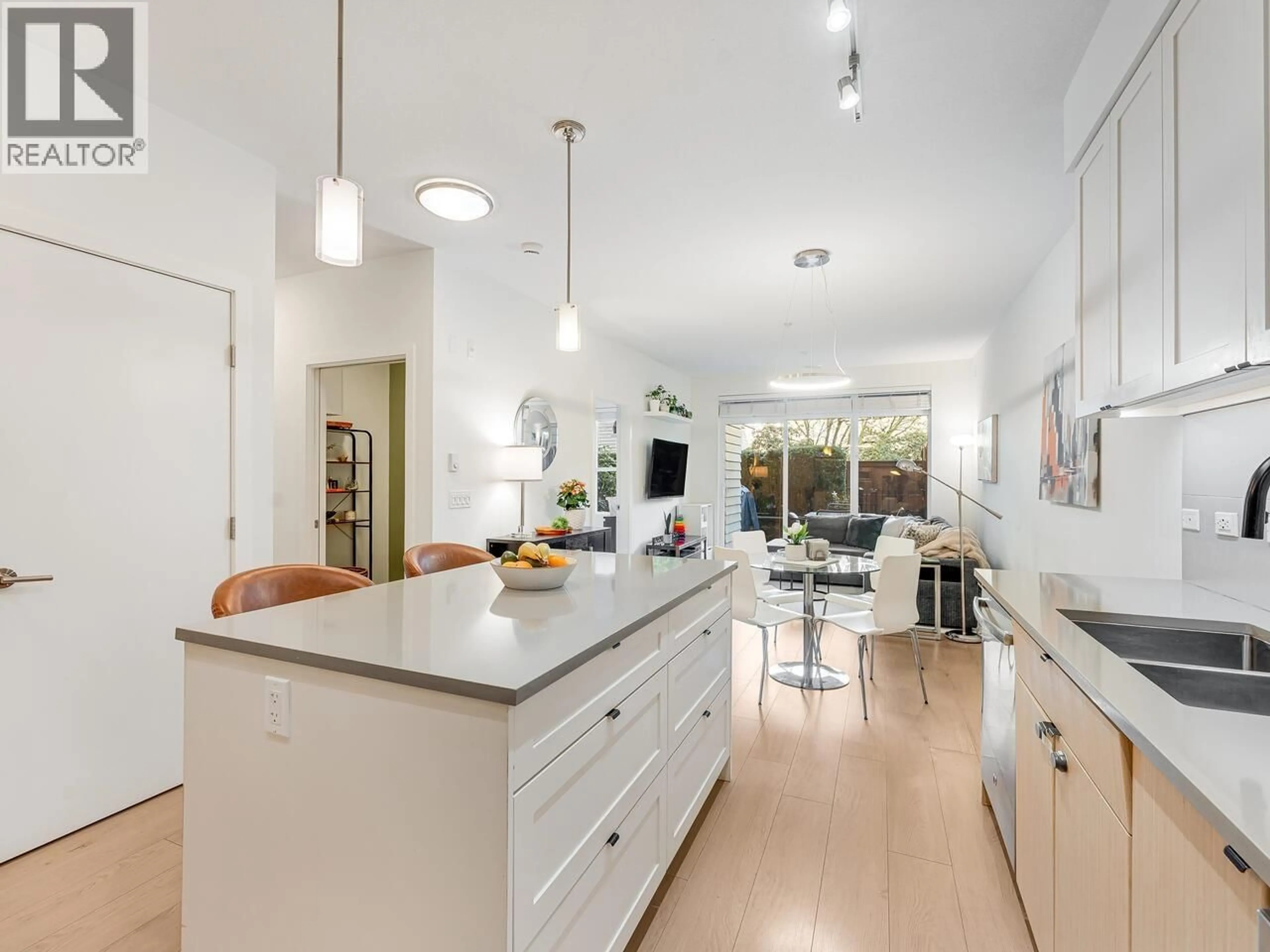 Contemporary kitchen, unknown for 113 - 3205 MOUNTAIN HIGHWAY, North Vancouver British Columbia V7K0A3