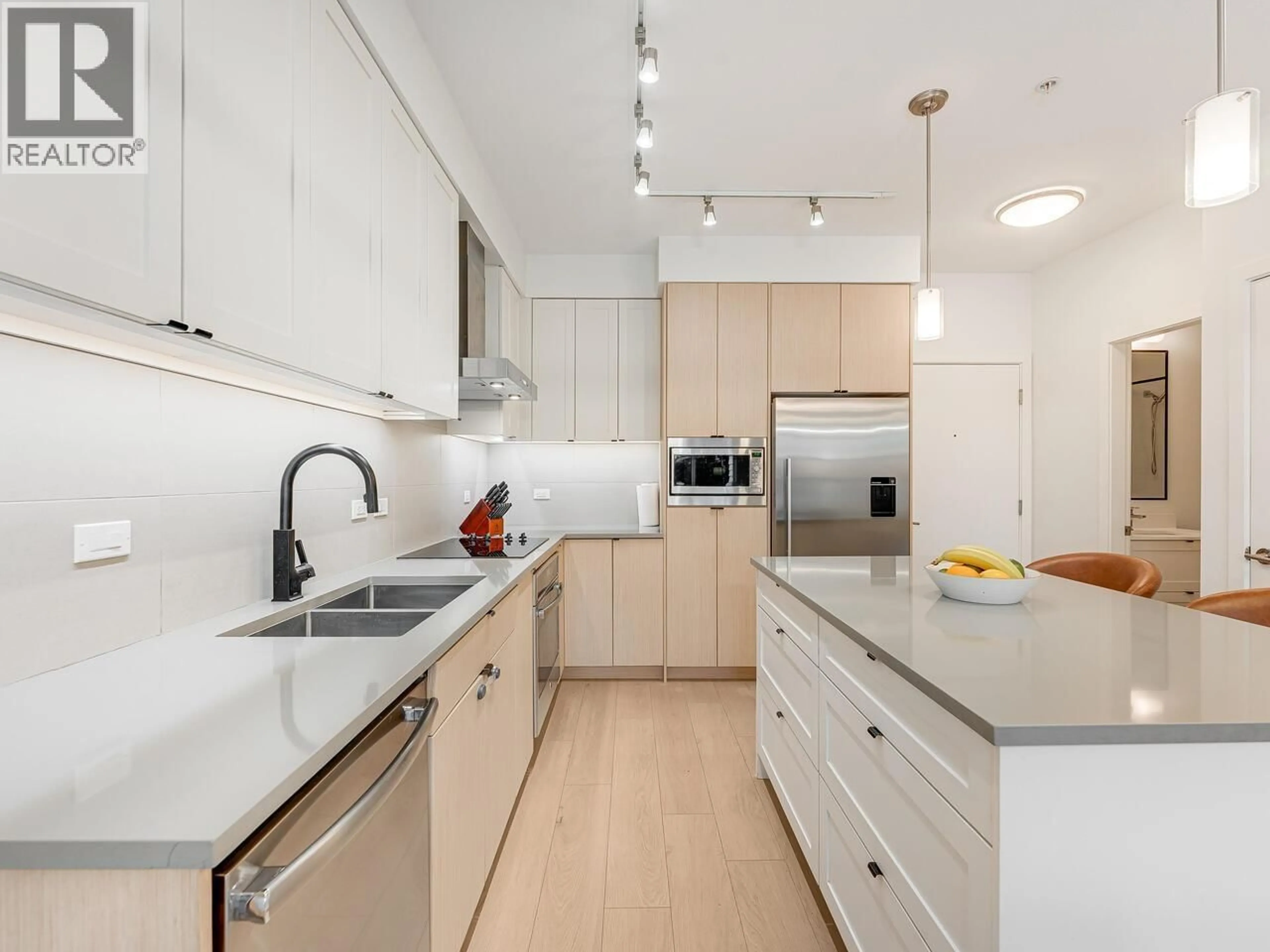 Contemporary kitchen, unknown for 113 - 3205 MOUNTAIN HIGHWAY, North Vancouver British Columbia V7K0A3