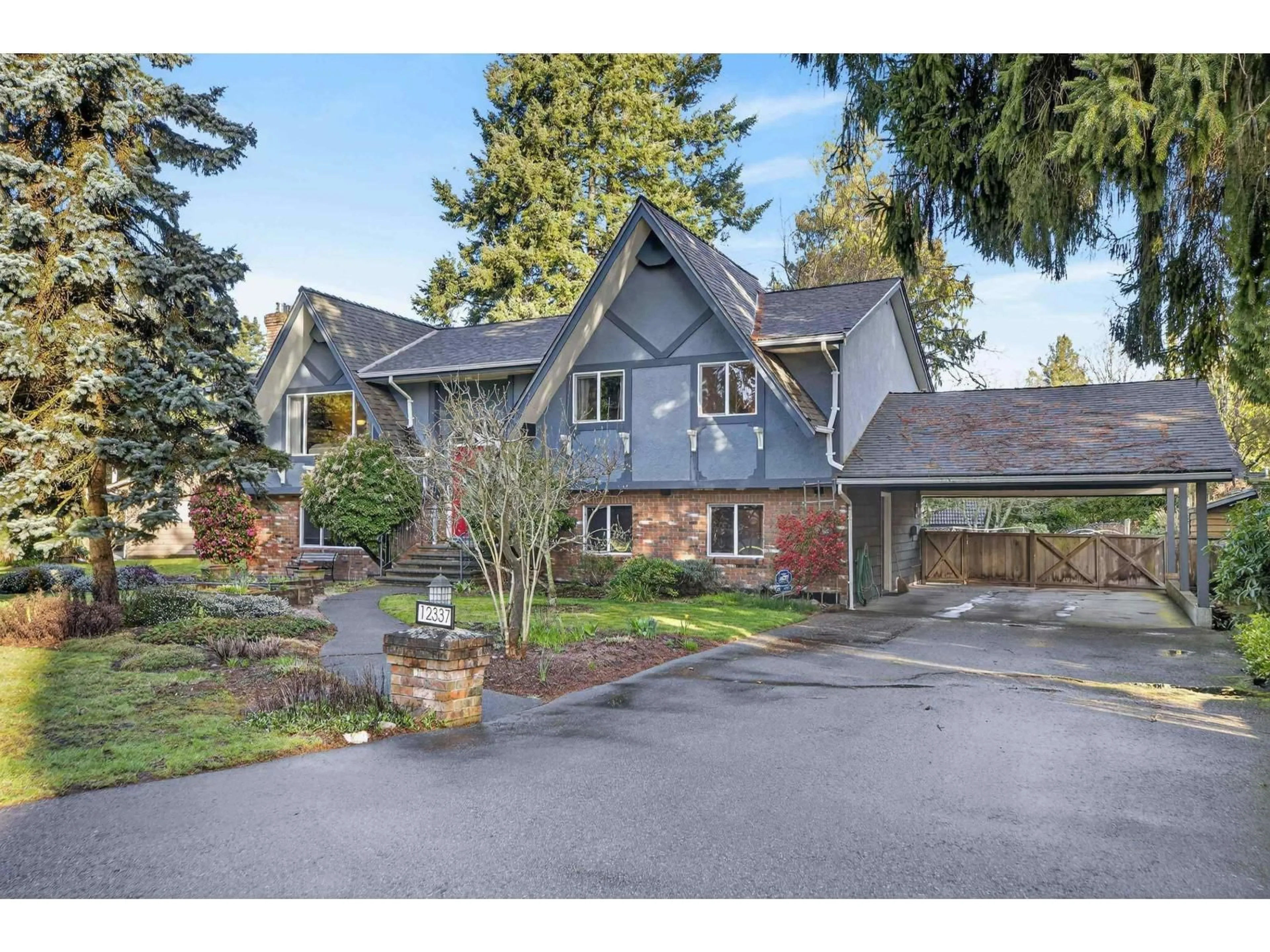 A pic from outside/outdoor area/front of a property/back of a property/a pic from drone, street for 12337 SEACREST DRIVE, Surrey British Columbia V4A3J8