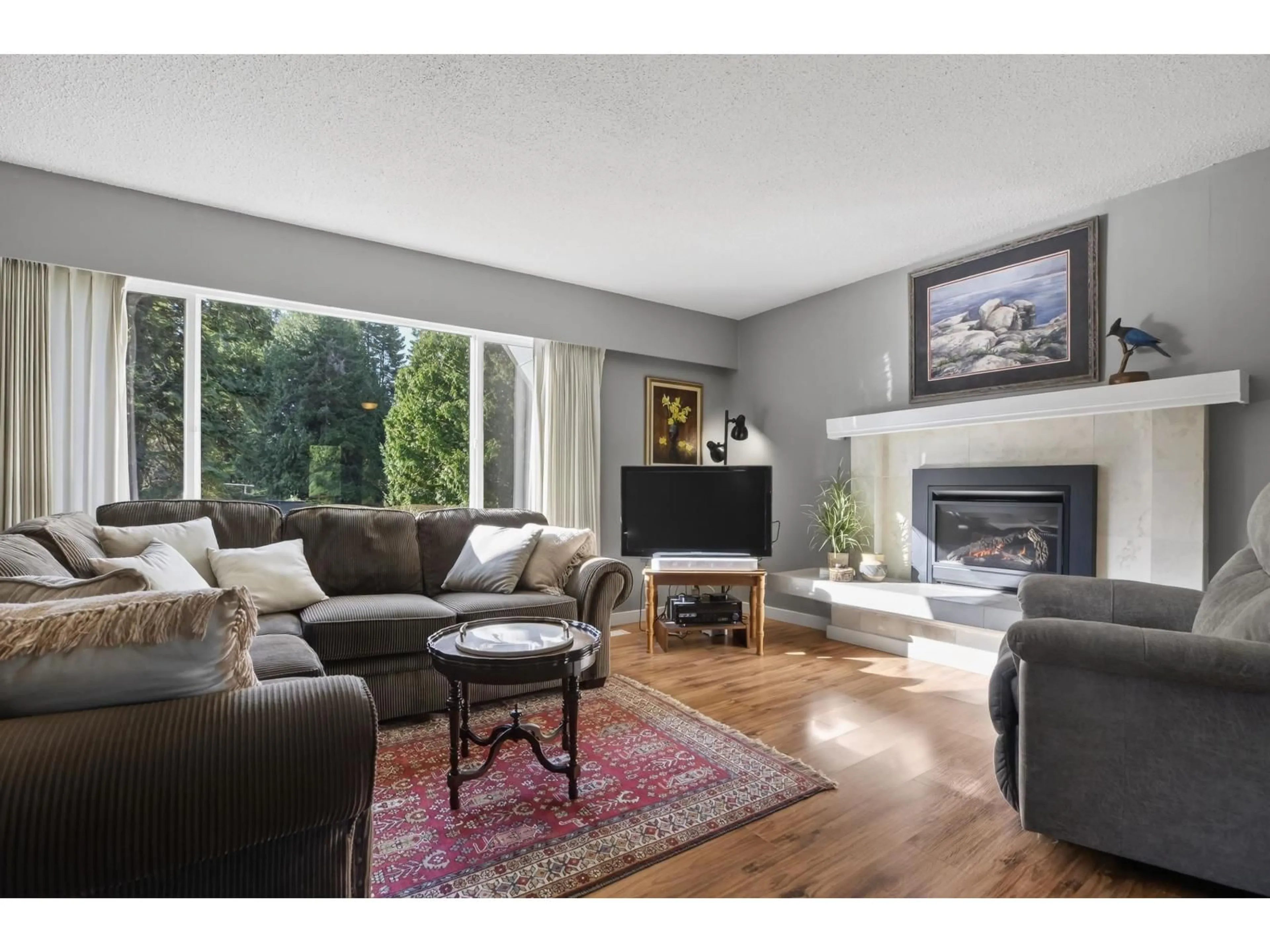 Living room with furniture, wood/laminate floor for 12337 SEACREST DRIVE, Surrey British Columbia V4A3J8