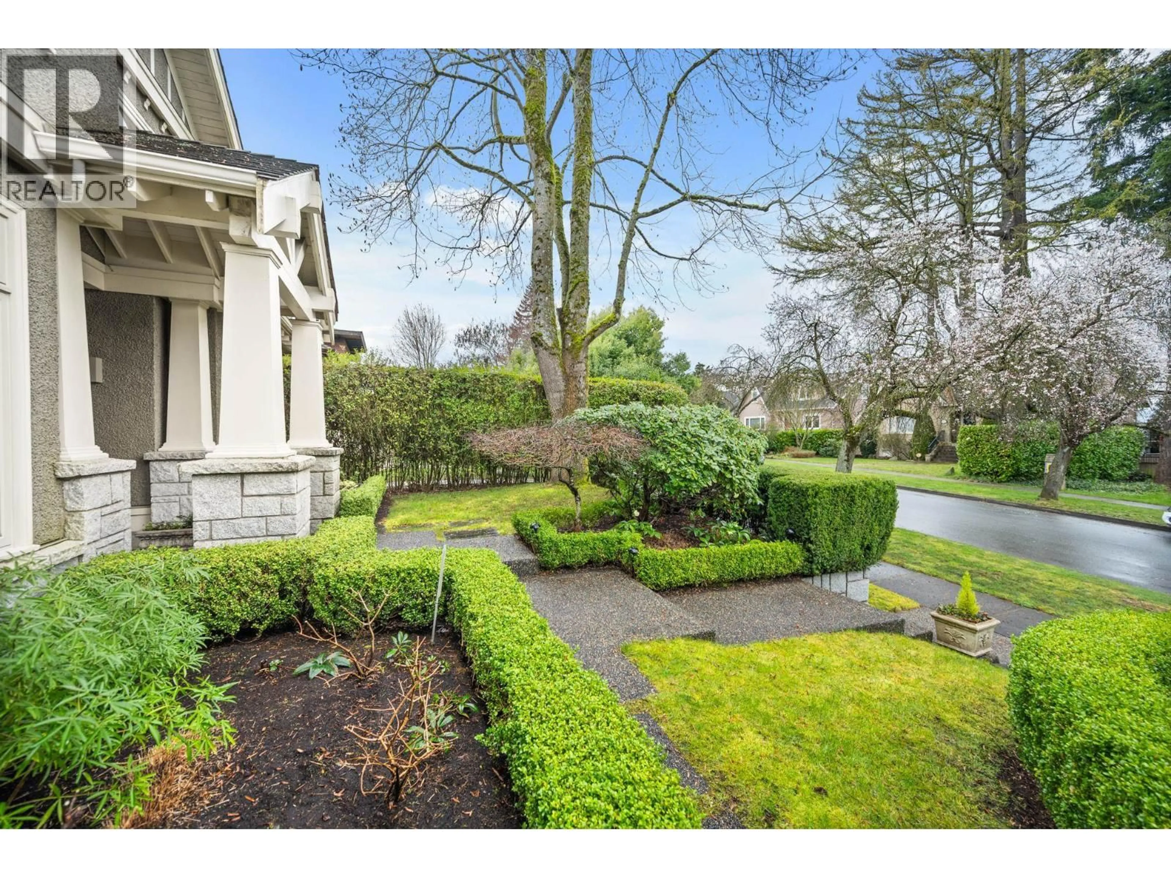 A pic from outside/outdoor area/front of a property/back of a property/a pic from drone, street for 2722 31ST AVENUE, Vancouver British Columbia V6L2A1