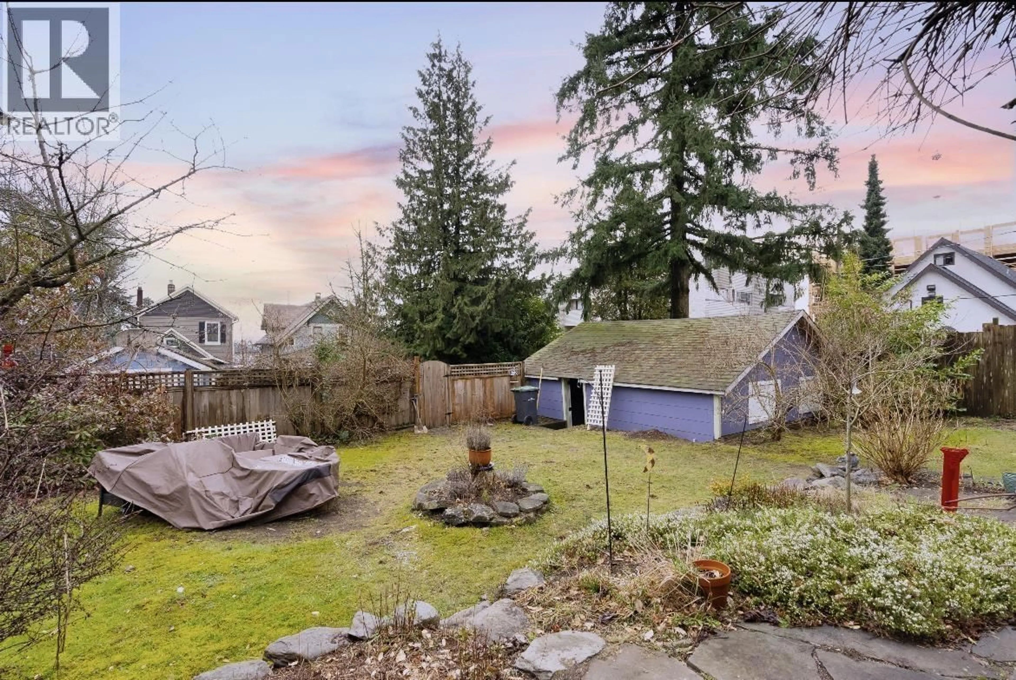 A pic from outside/outdoor area/front of a property/back of a property/a pic from drone, mountain view for 510 THIRD AVENUE, New Westminster British Columbia V3L1M7