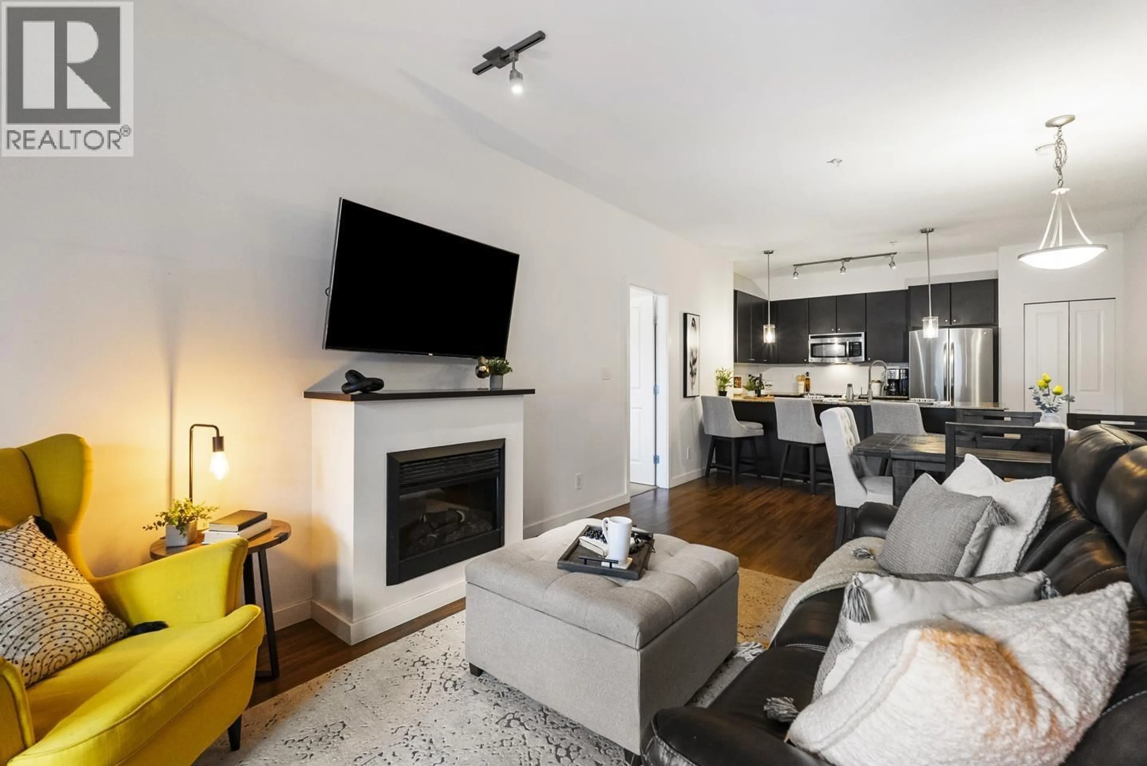 Living room with furniture, unknown for 312 - 245 ROSS DRIVE, New Westminster British Columbia V3L0B6