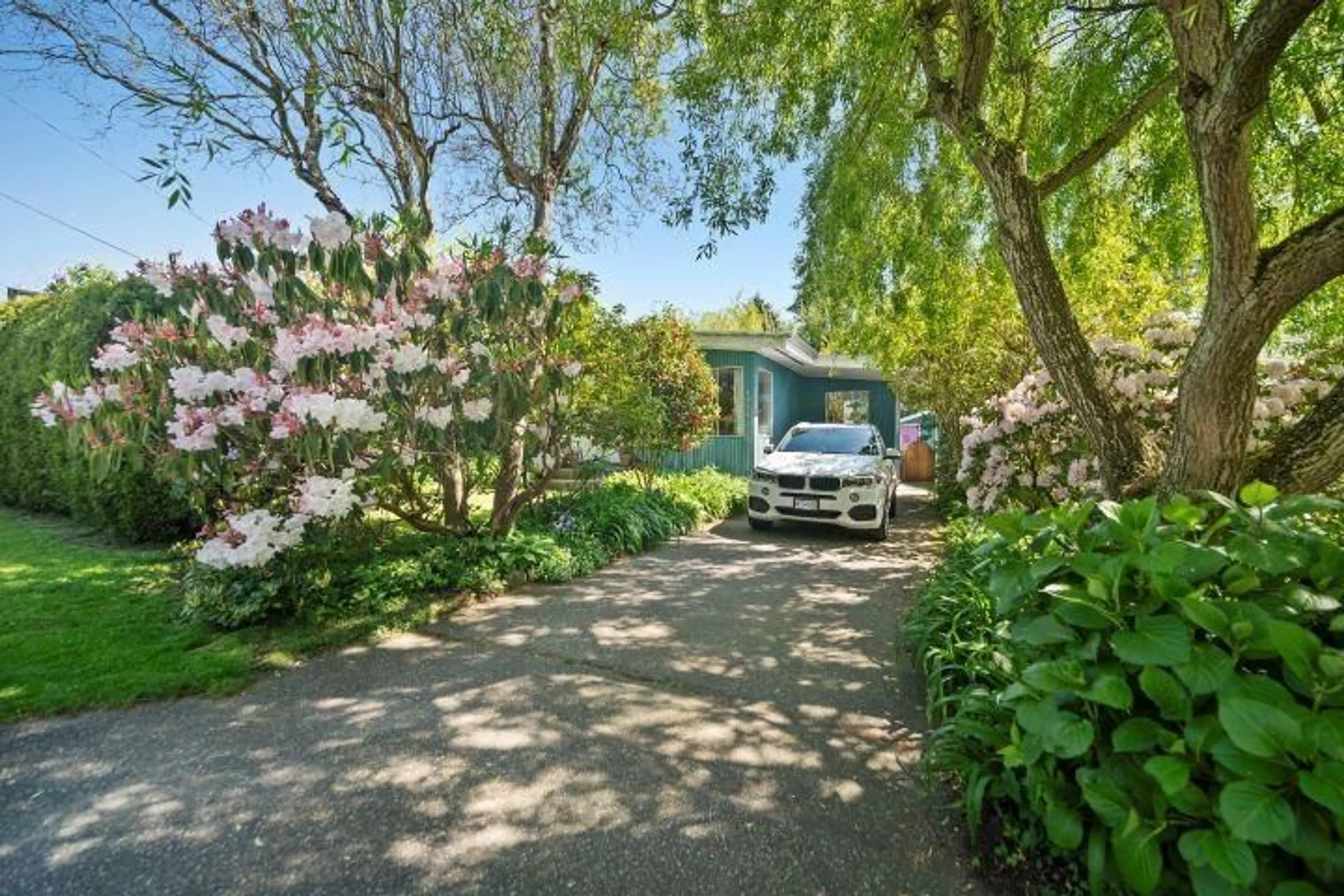 A pic from outside/outdoor area/front of a property/back of a property/a pic from drone, street for 1056 STEVENS STREET, White Rock British Columbia V4B4X7