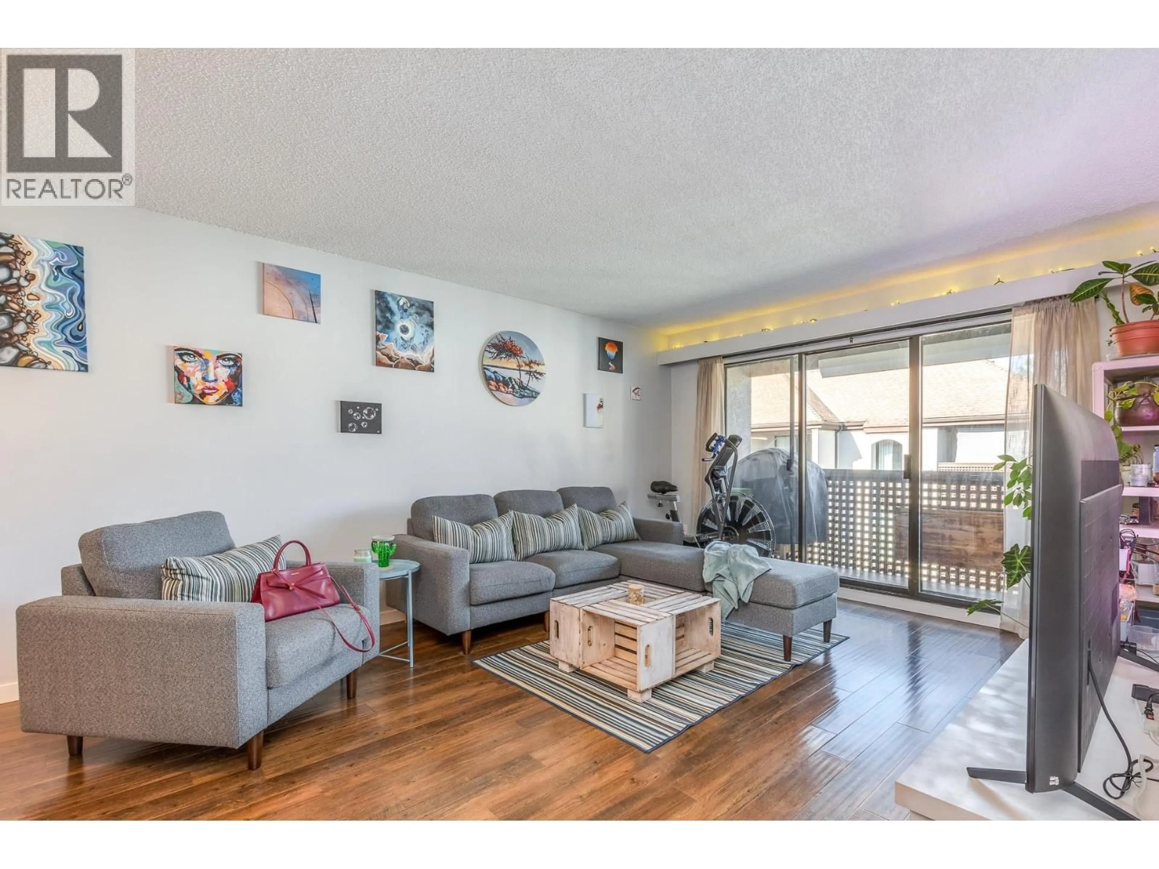 Living room with furniture, wood/laminate floor for 415 - 365 GINGER DRIVE, New Westminster British Columbia V3L5L5
