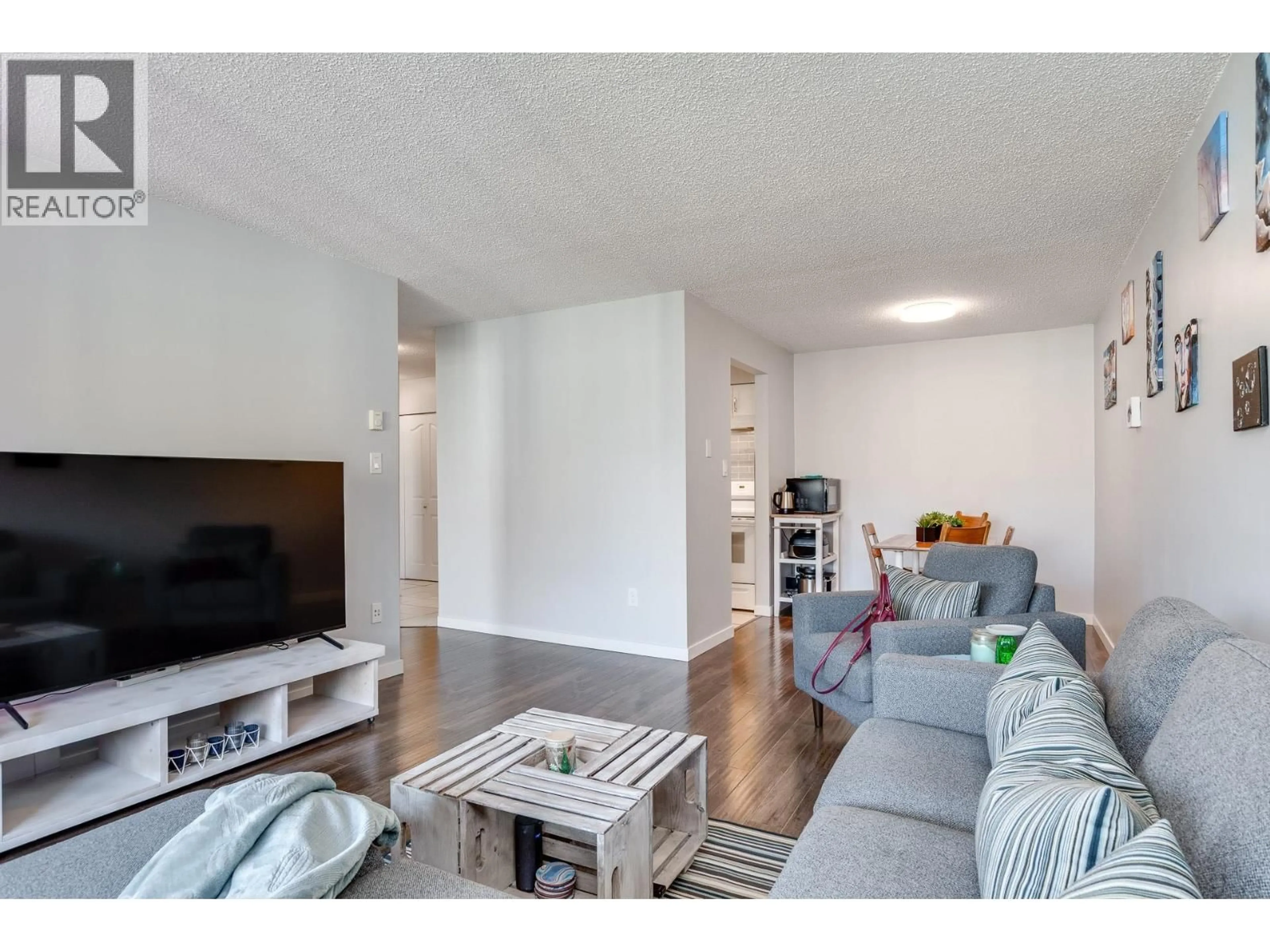 Living room with furniture, wood/laminate floor for 415 - 365 GINGER DRIVE, New Westminster British Columbia V3L5L5