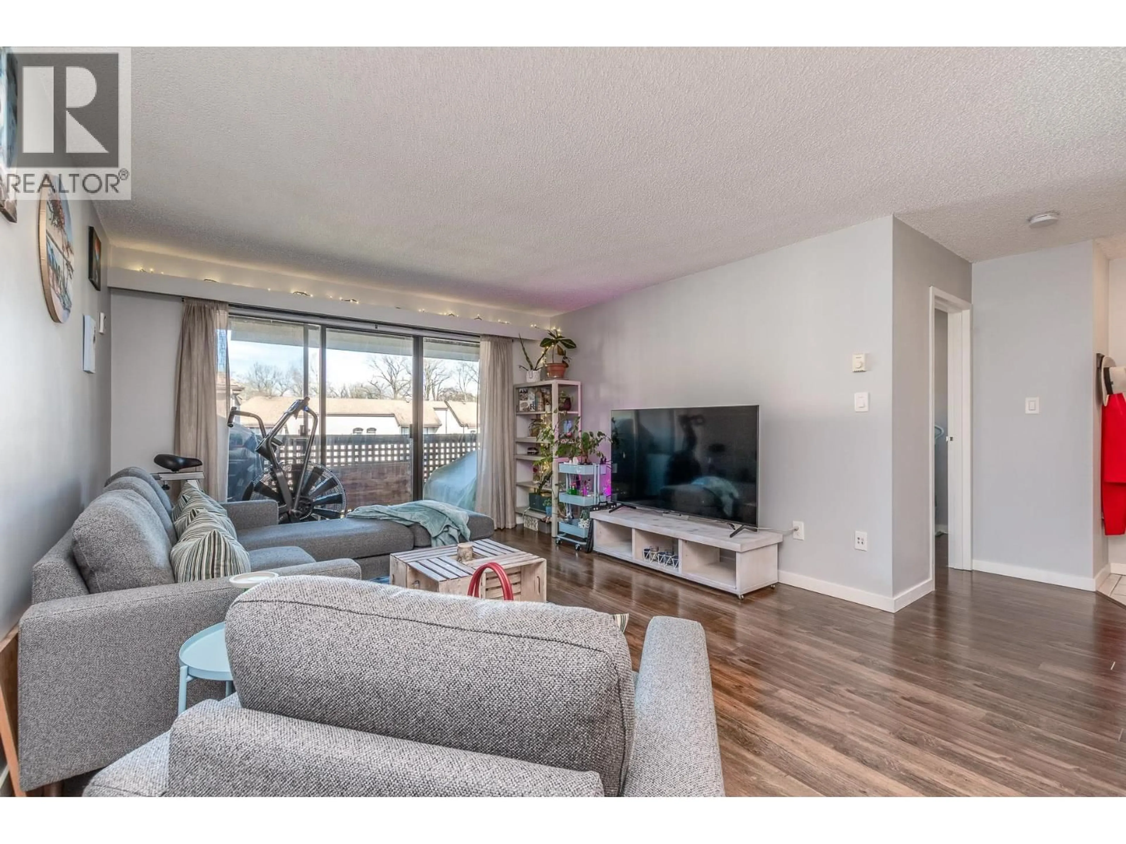 Living room with furniture, wood/laminate floor for 415 - 365 GINGER DRIVE, New Westminster British Columbia V3L5L5